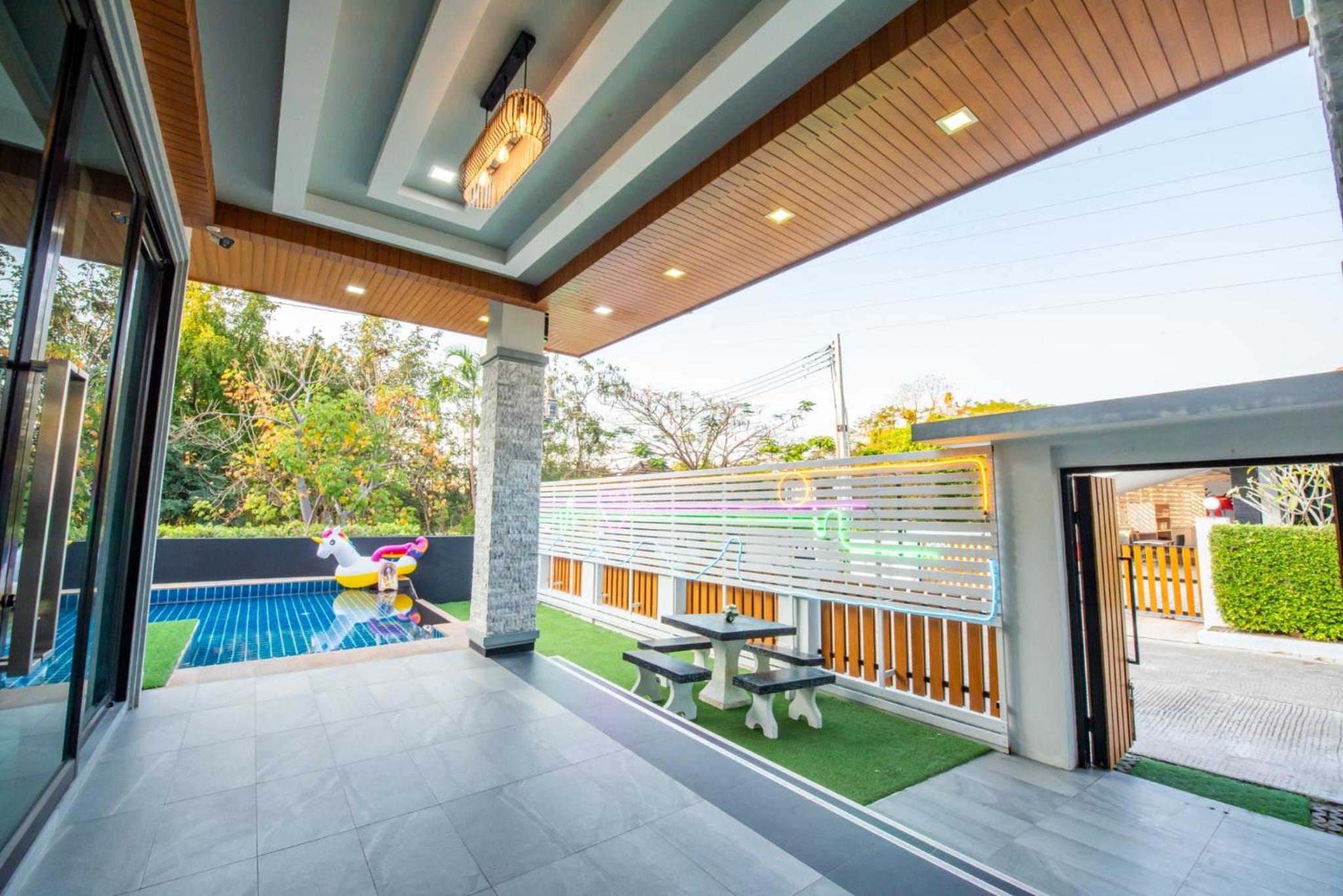 Airport Pool Villa บางเสร่