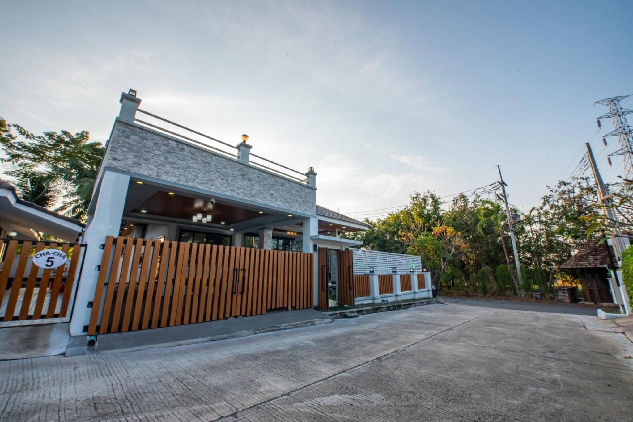 Airport Pool Villa บางเสร่