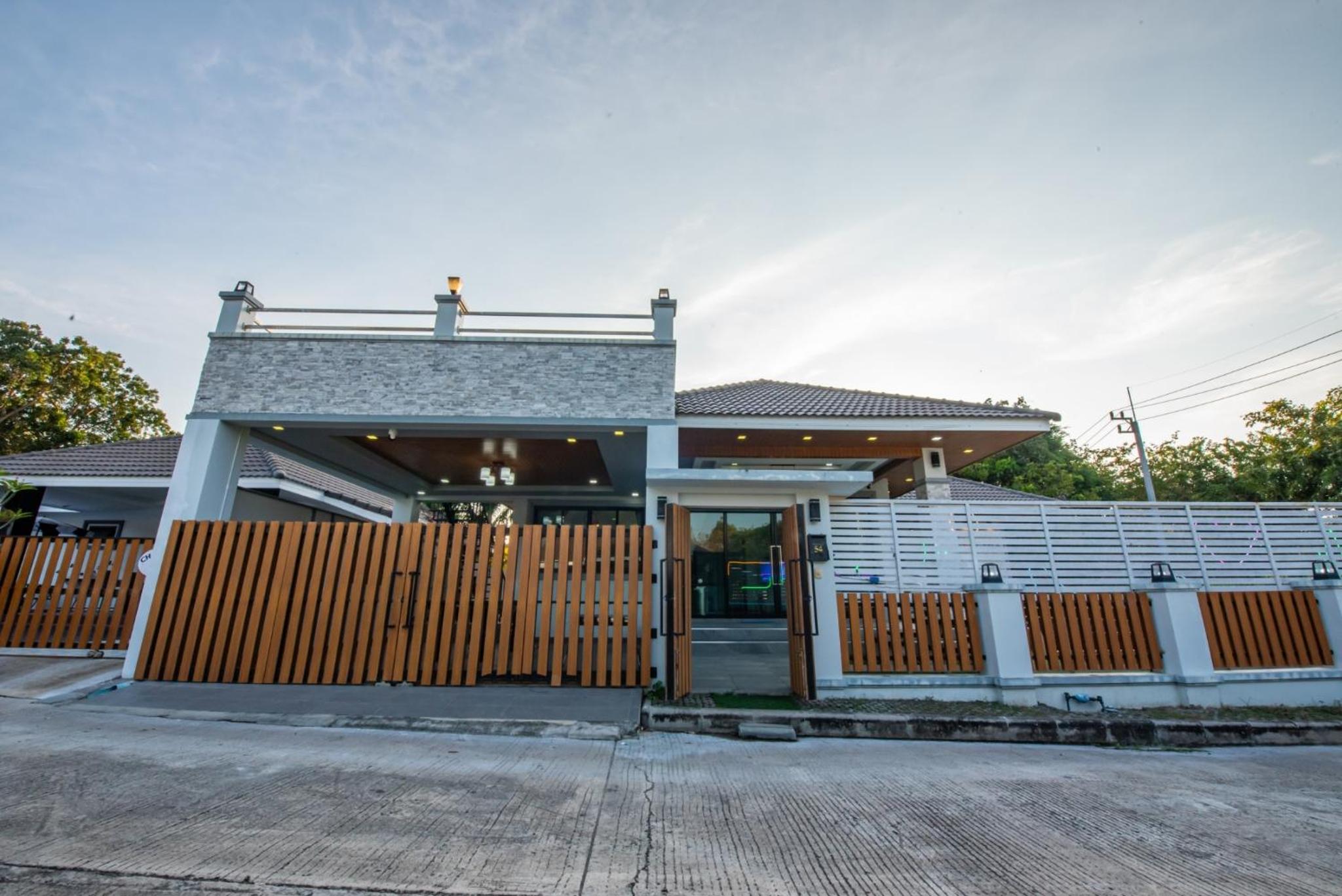 Airport Pool Villa บางเสร่