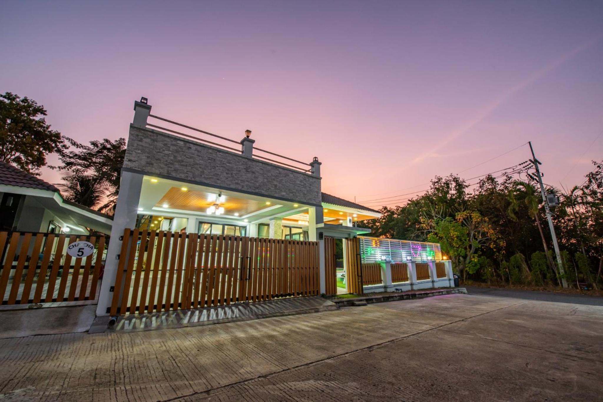 Airport Pool Villa บางเสร่