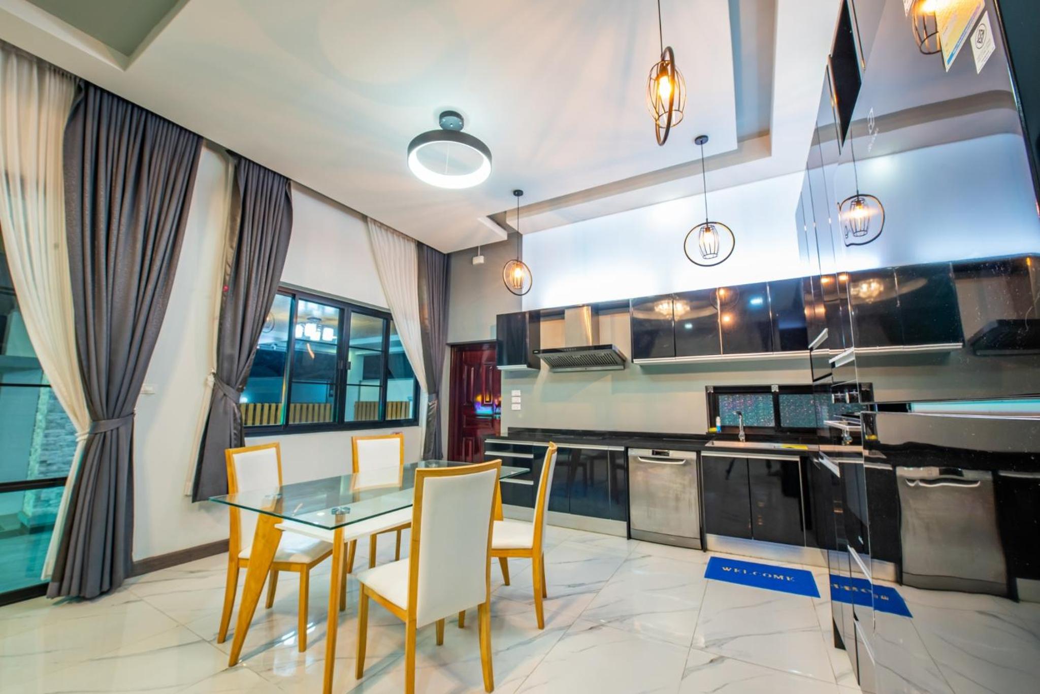 Airport Pool Villa บางเสร่