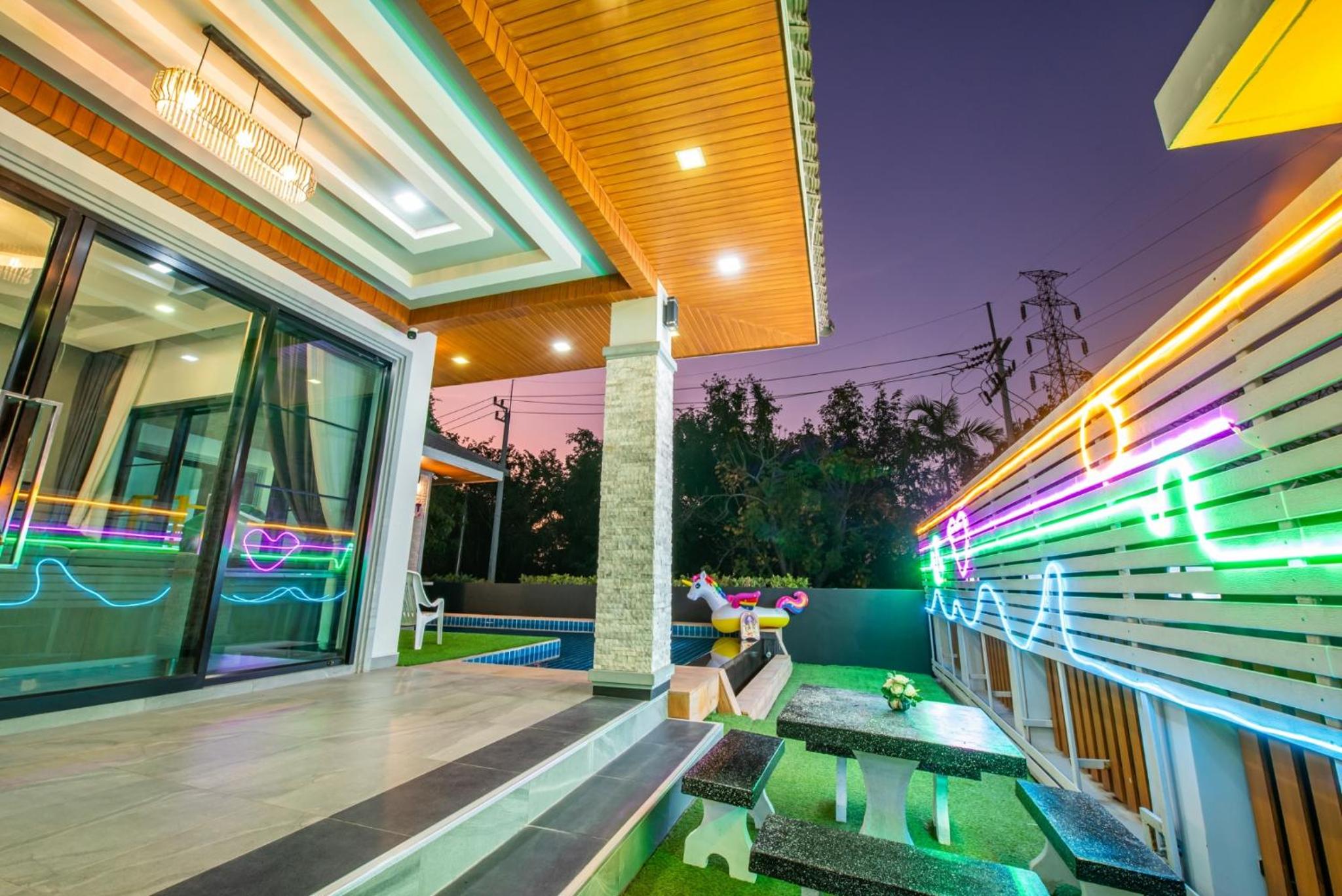 Airport Pool Villa บางเสร่