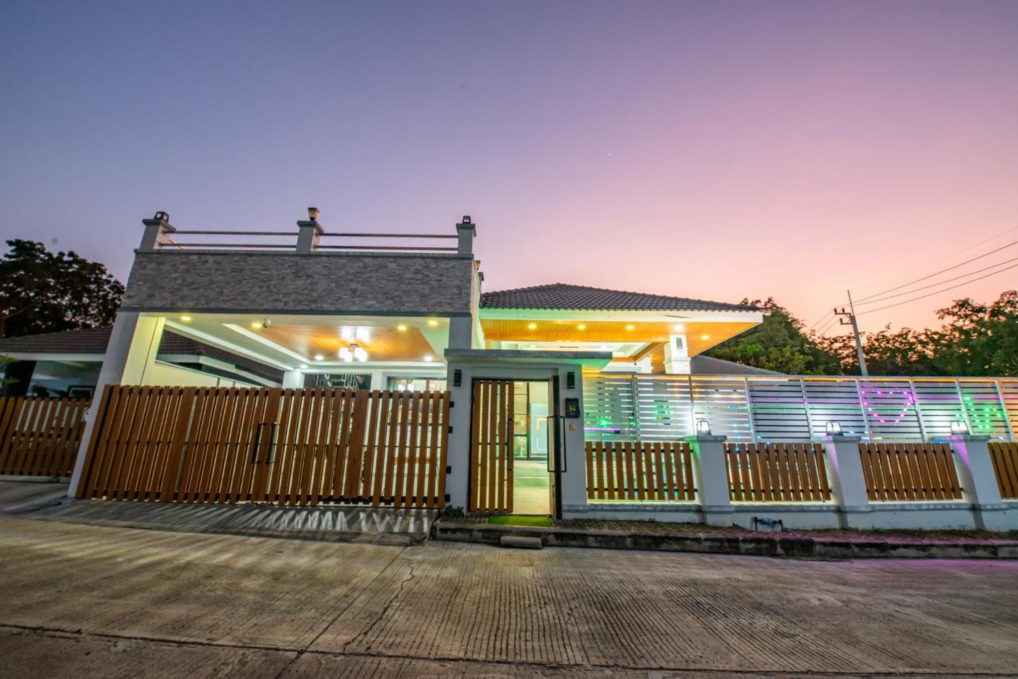 Airport Pool Villa บางเสร่