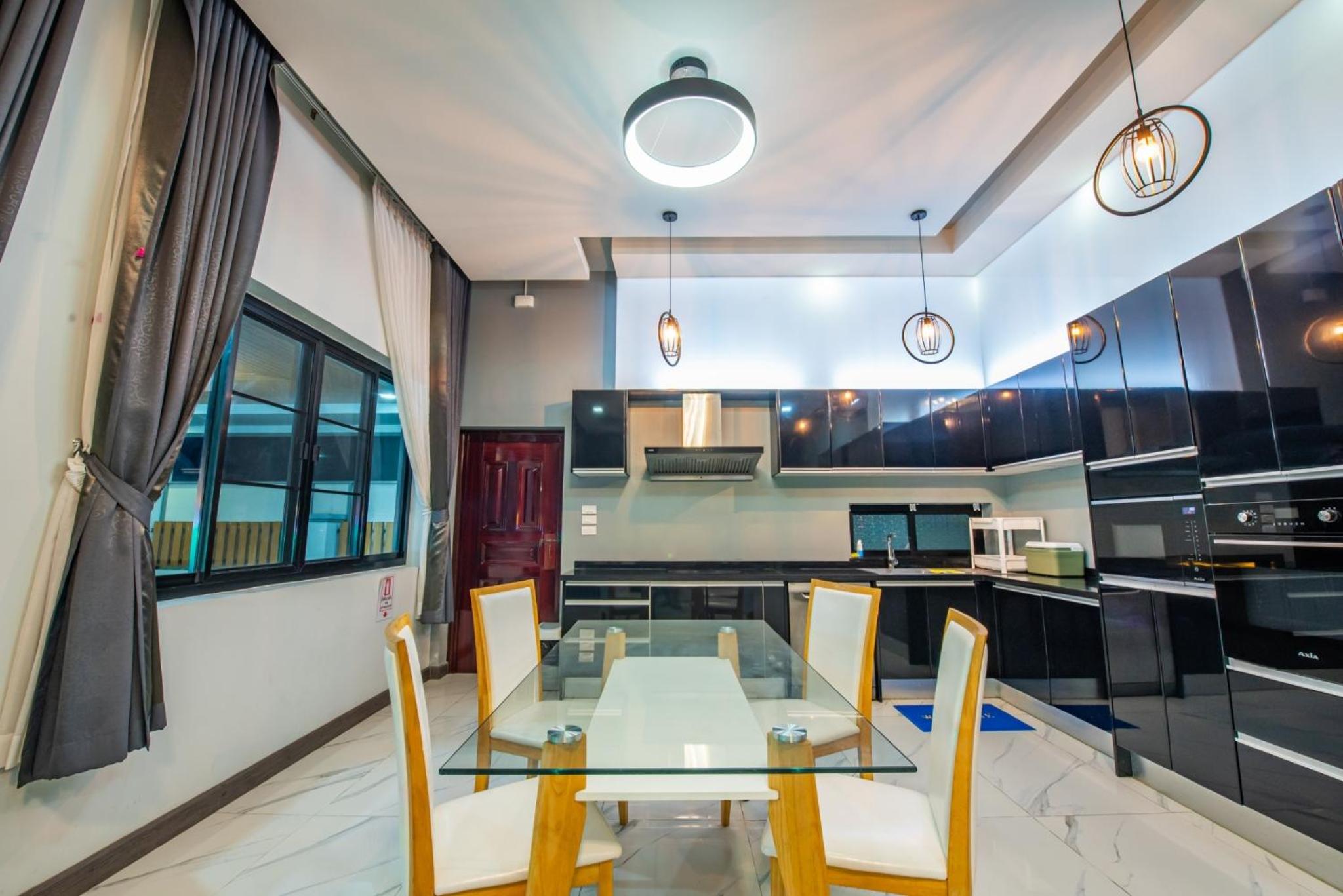 Airport Pool Villa บางเสร่