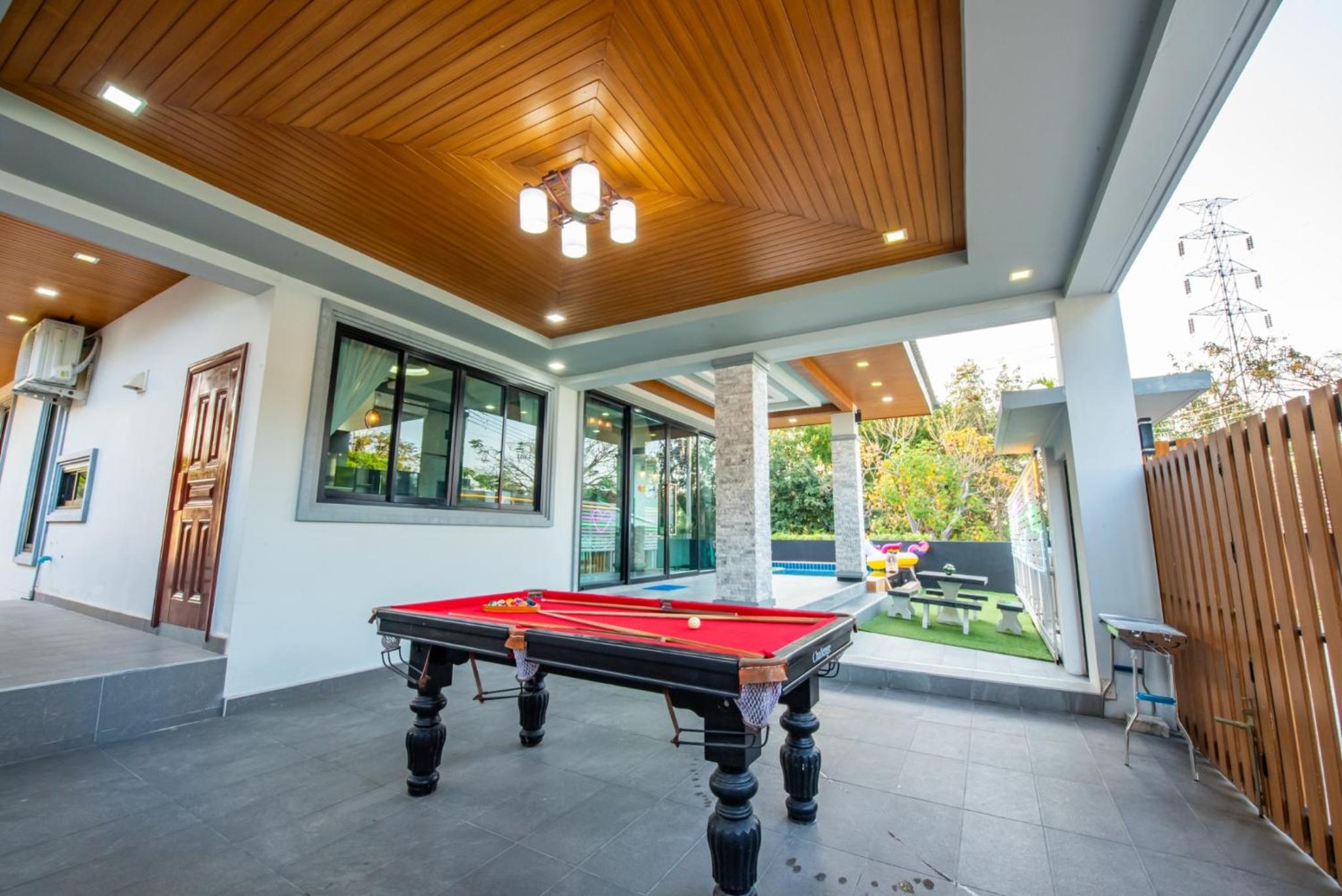 Airport Pool Villa บางเสร่