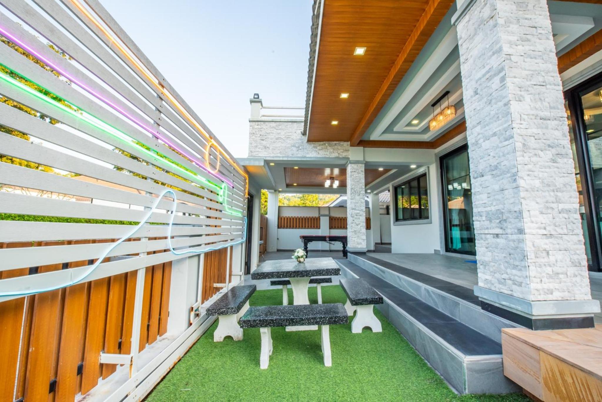 Airport Pool Villa บางเสร่