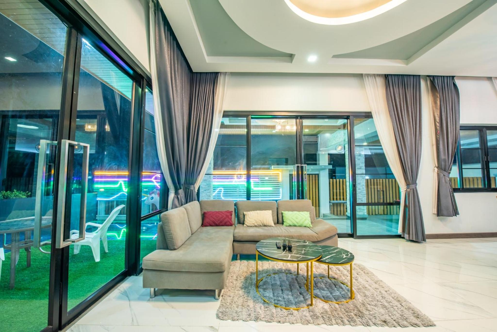 Airport Pool Villa บางเสร่