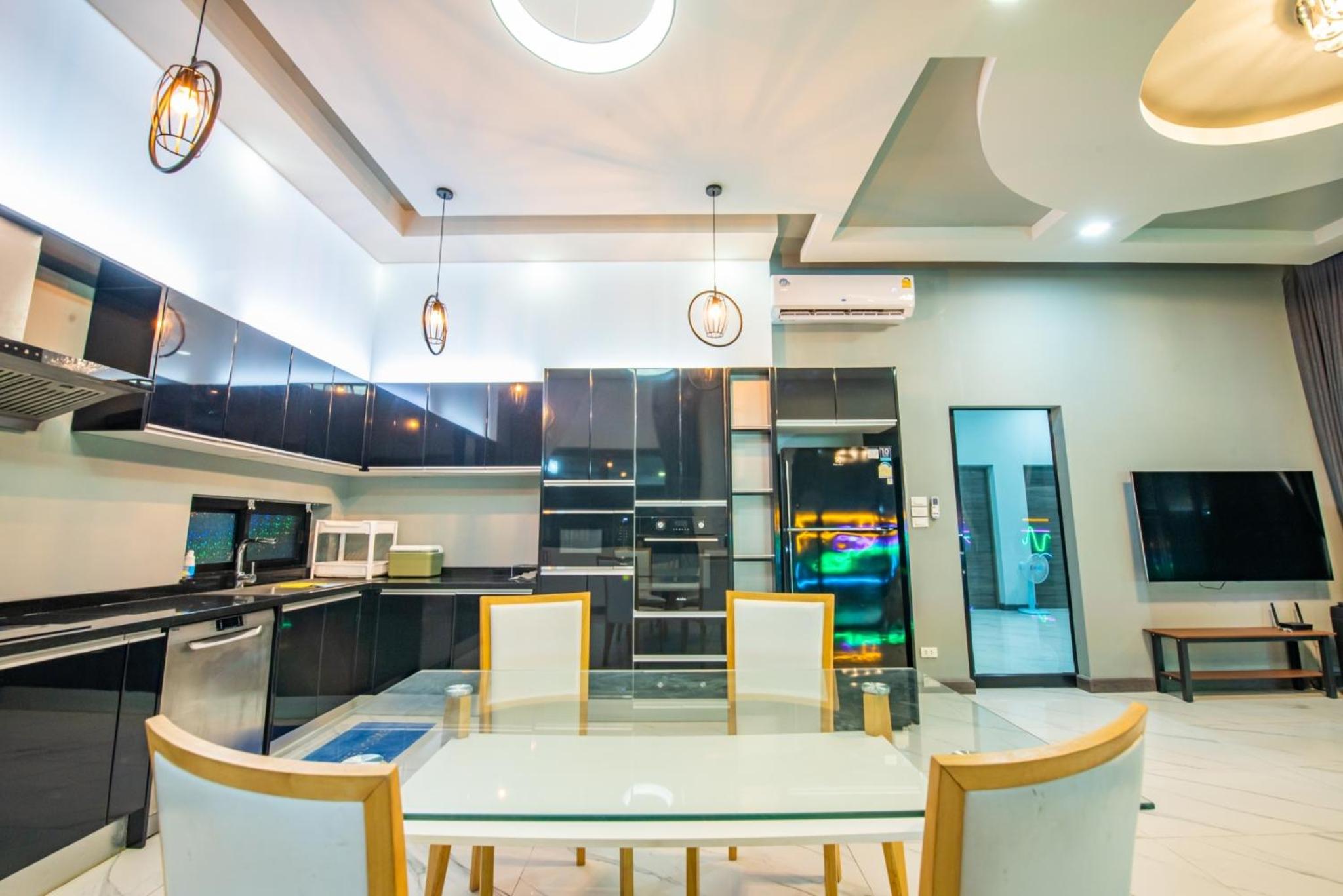 Airport Pool Villa บางเสร่