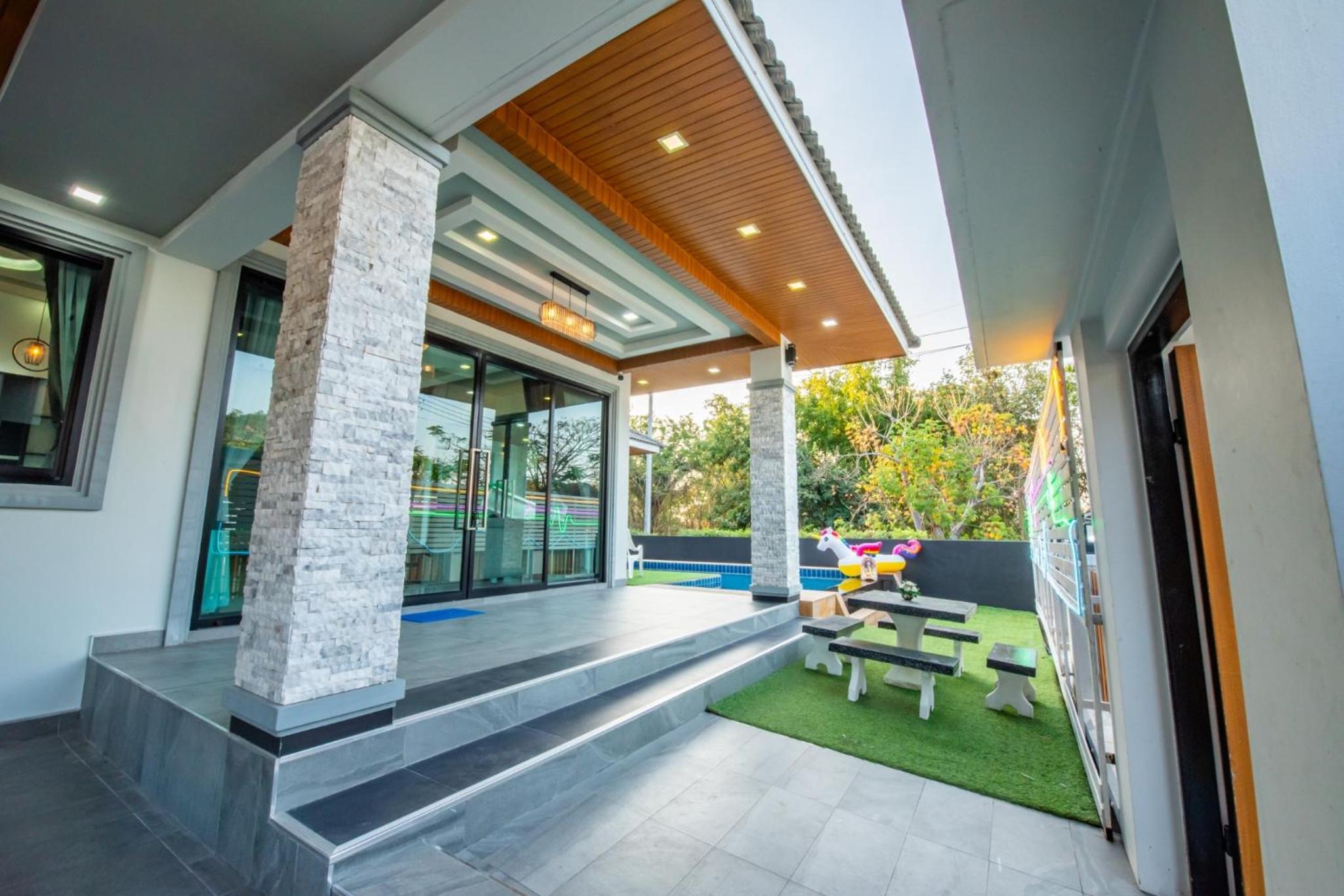 Airport Pool Villa บางเสร่