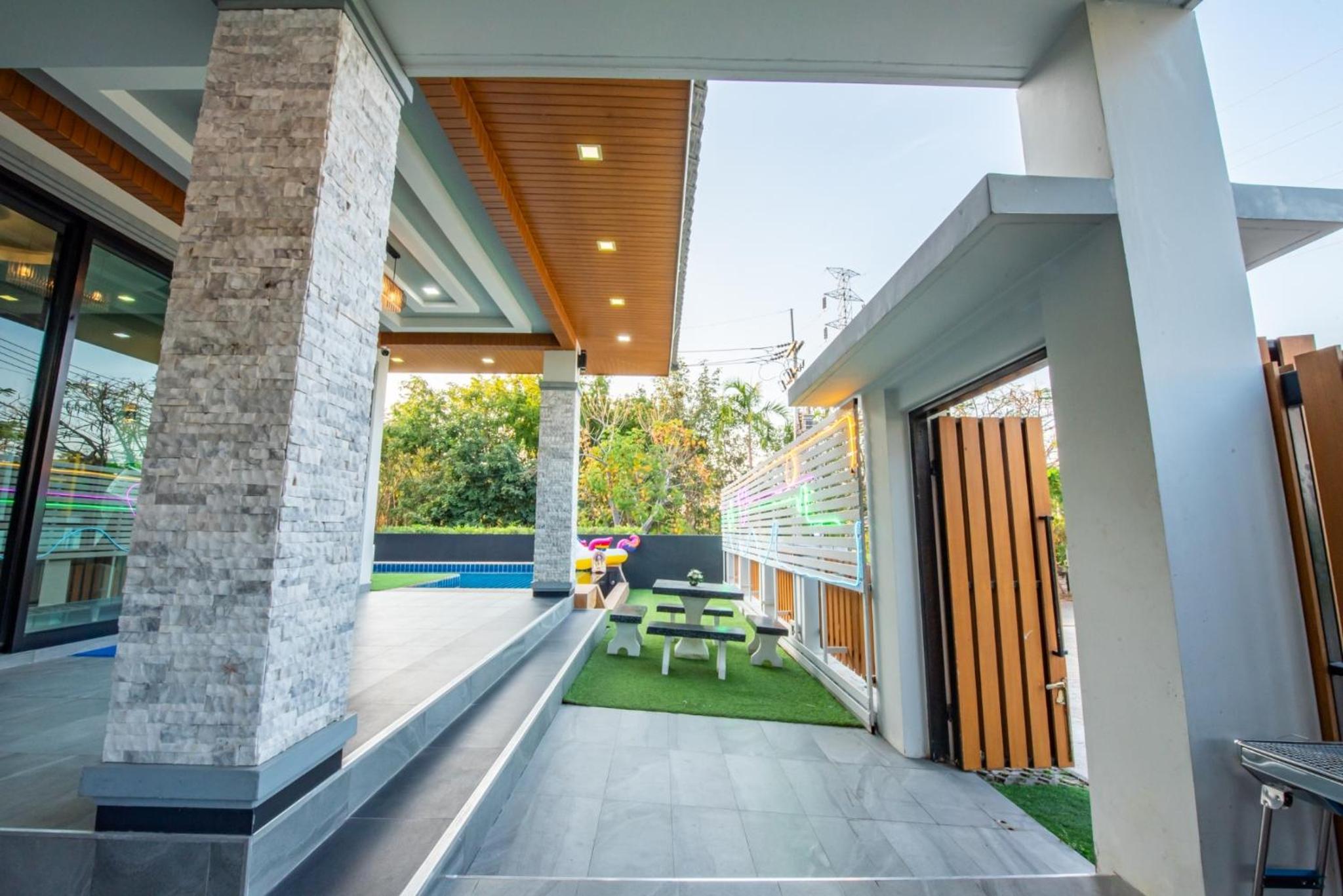 Airport Pool Villa บางเสร่