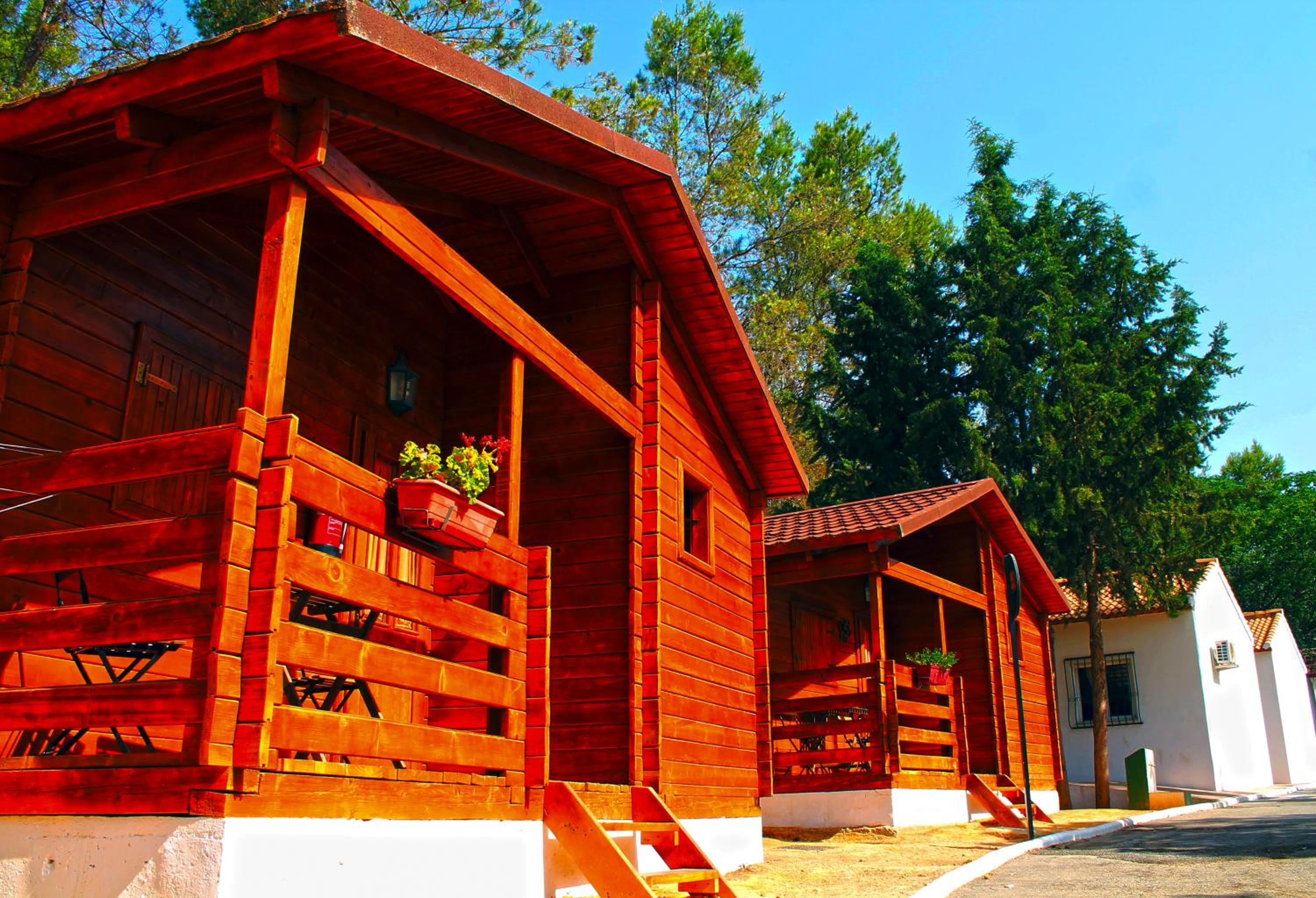 CENTRO DE OCIO ALÚA Bungalows Camping Rafting Benamejí