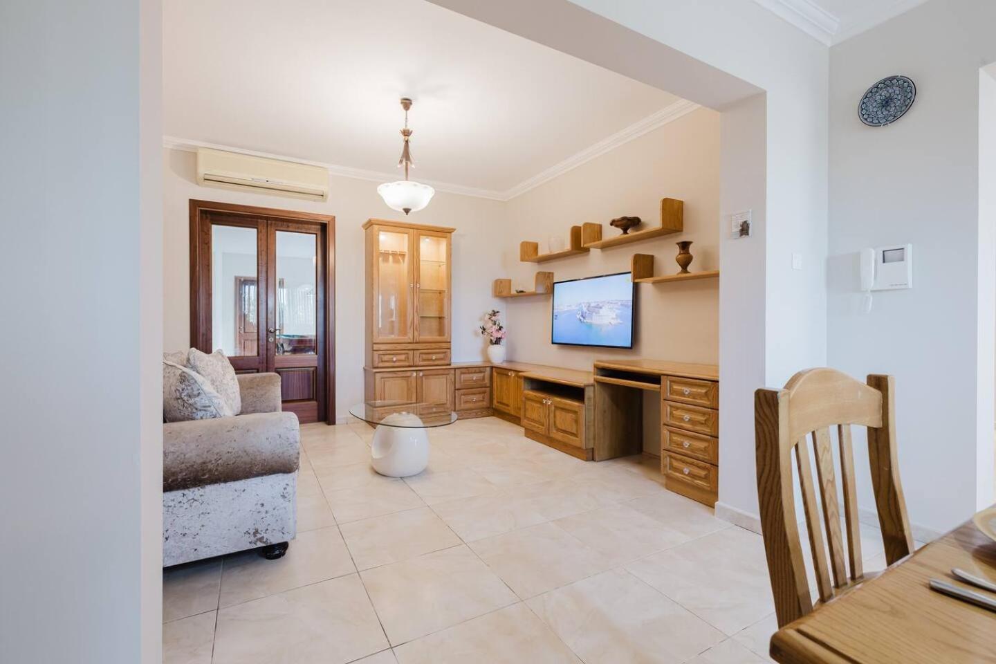 Mellieha villa w jacuzzi and pool table by Homely!