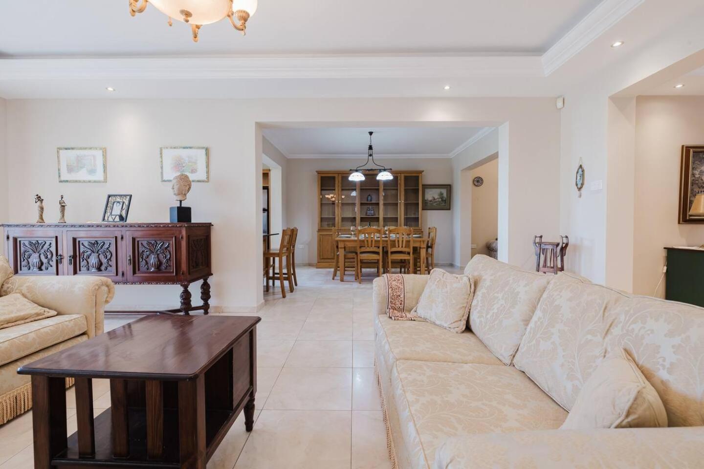 Mellieha villa w jacuzzi and pool table by Homely!