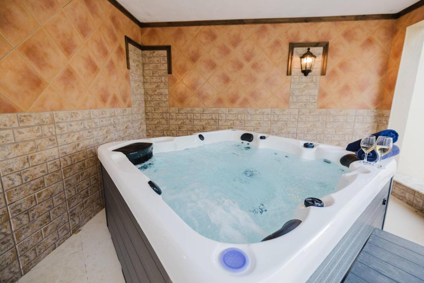 Mellieha villa w jacuzzi and pool table by Homely!
