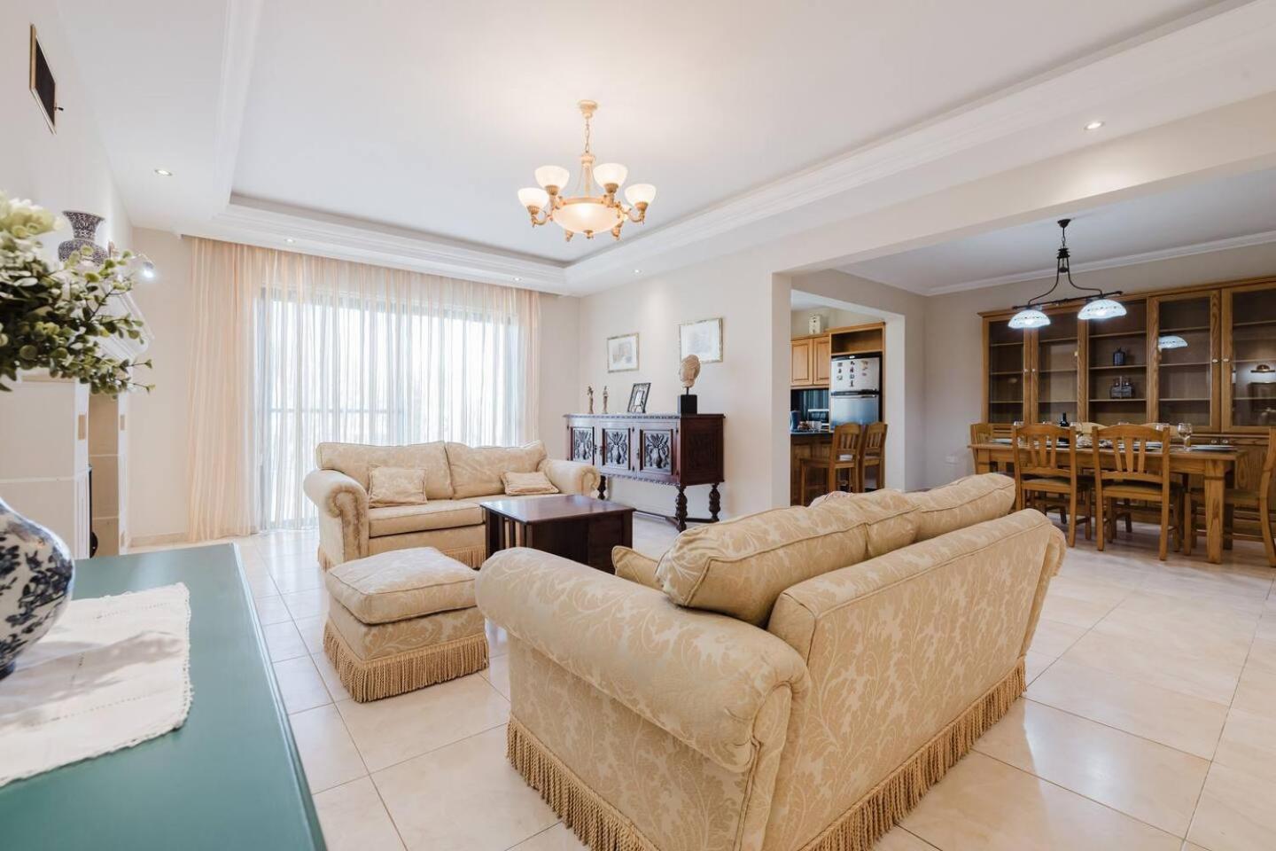 Mellieha villa w jacuzzi and pool table by Homely!