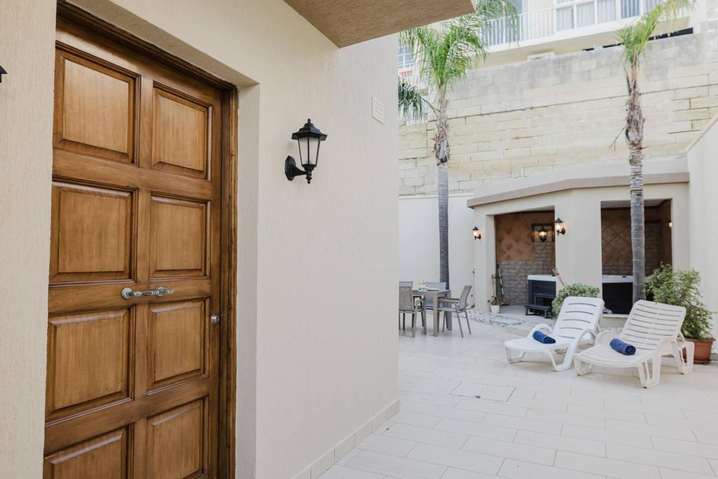 Mellieha villa w jacuzzi and pool table by Homely!