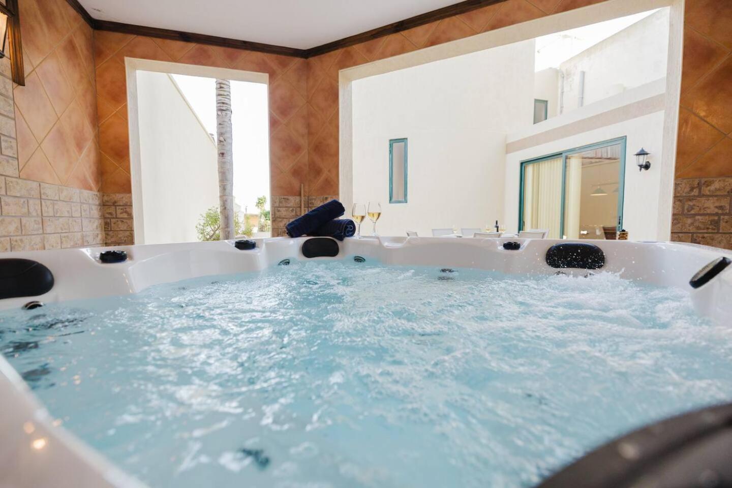 Mellieha villa w jacuzzi and pool table by Homely!
