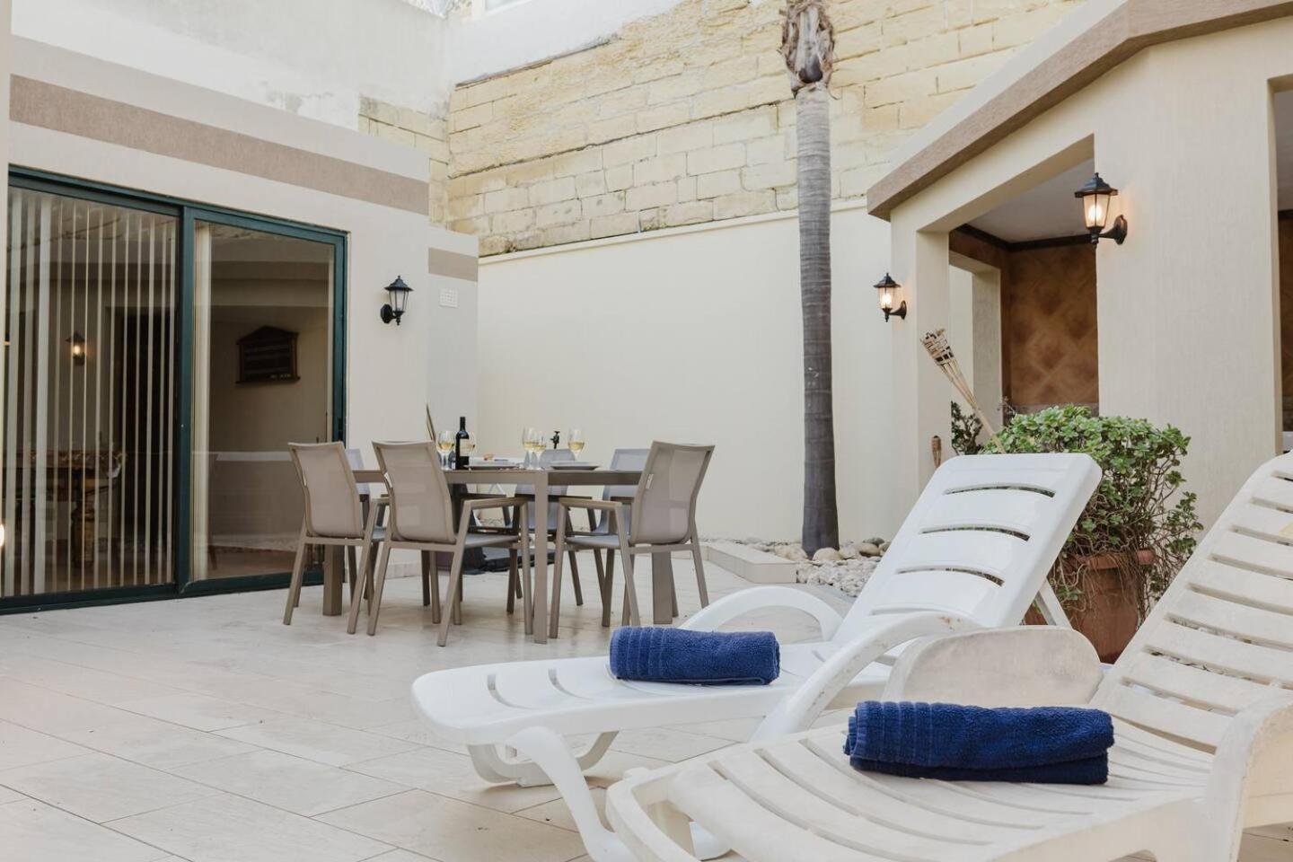 Mellieha villa w jacuzzi and pool table by Homely!