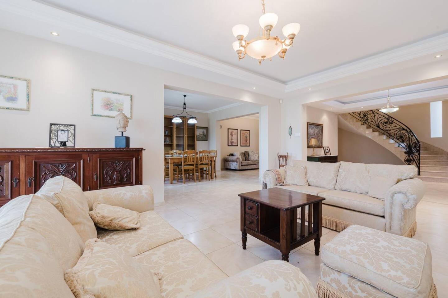 Mellieha villa w jacuzzi and pool table by Homely!