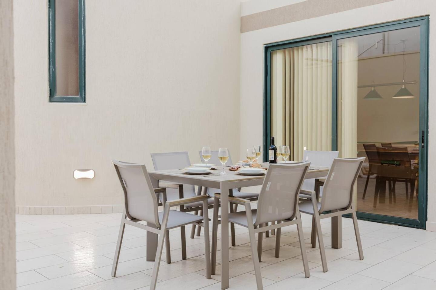 Mellieha villa w jacuzzi and pool table by Homely!