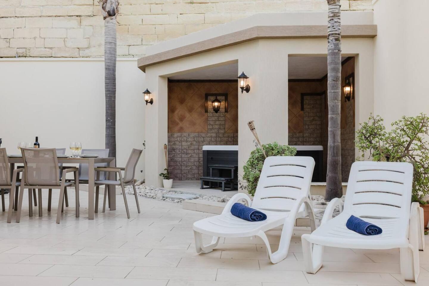 Mellieha villa w jacuzzi and pool table by Homely!