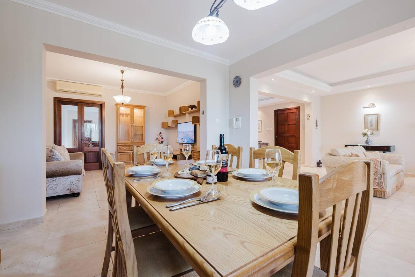 Mellieha villa w jacuzzi and pool table by Homely!