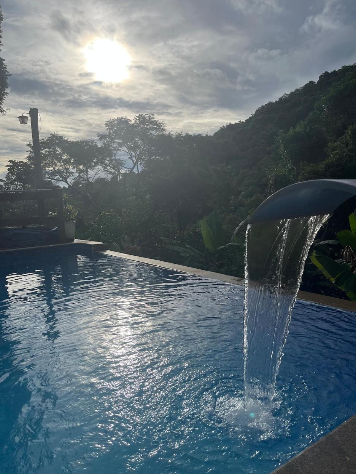 Refúgio com hidro, piscina e linda vista!