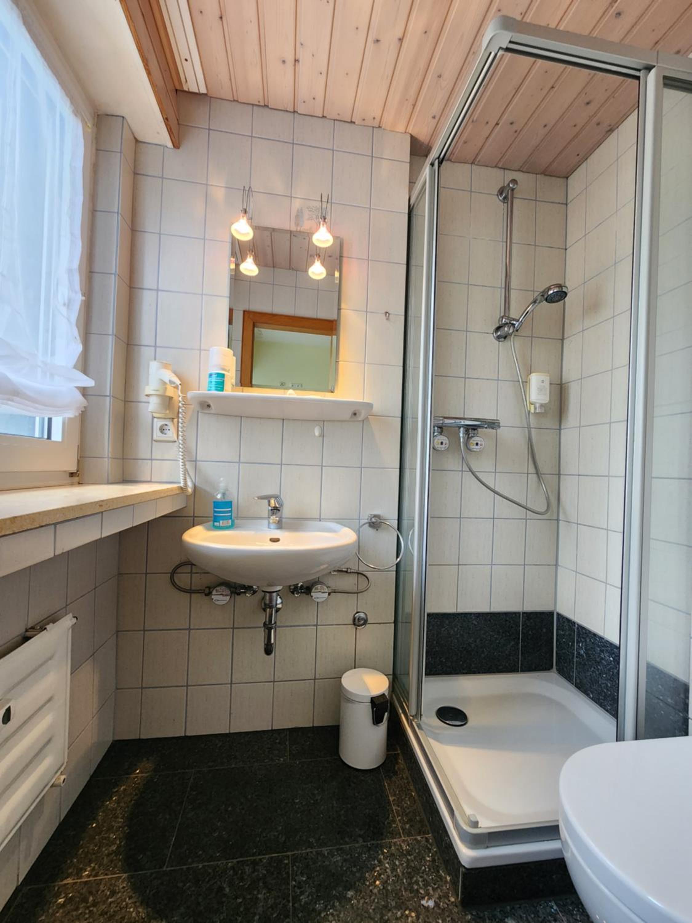 Ferienapartment MW 2b Höxter Weserbergland an der Weser inkl Küche, Wäsche, LAN, Parkplatz, Self CheckIn