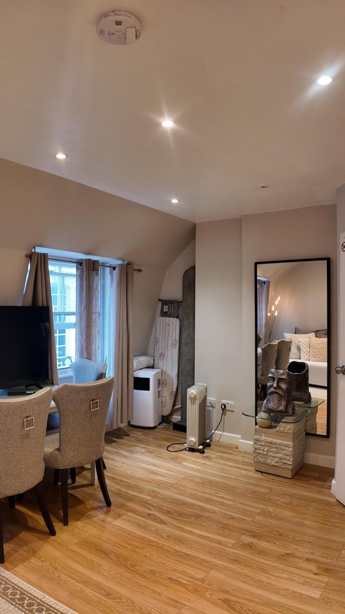 3 BHK Apt Haymarket Leicester Square Soho HY04