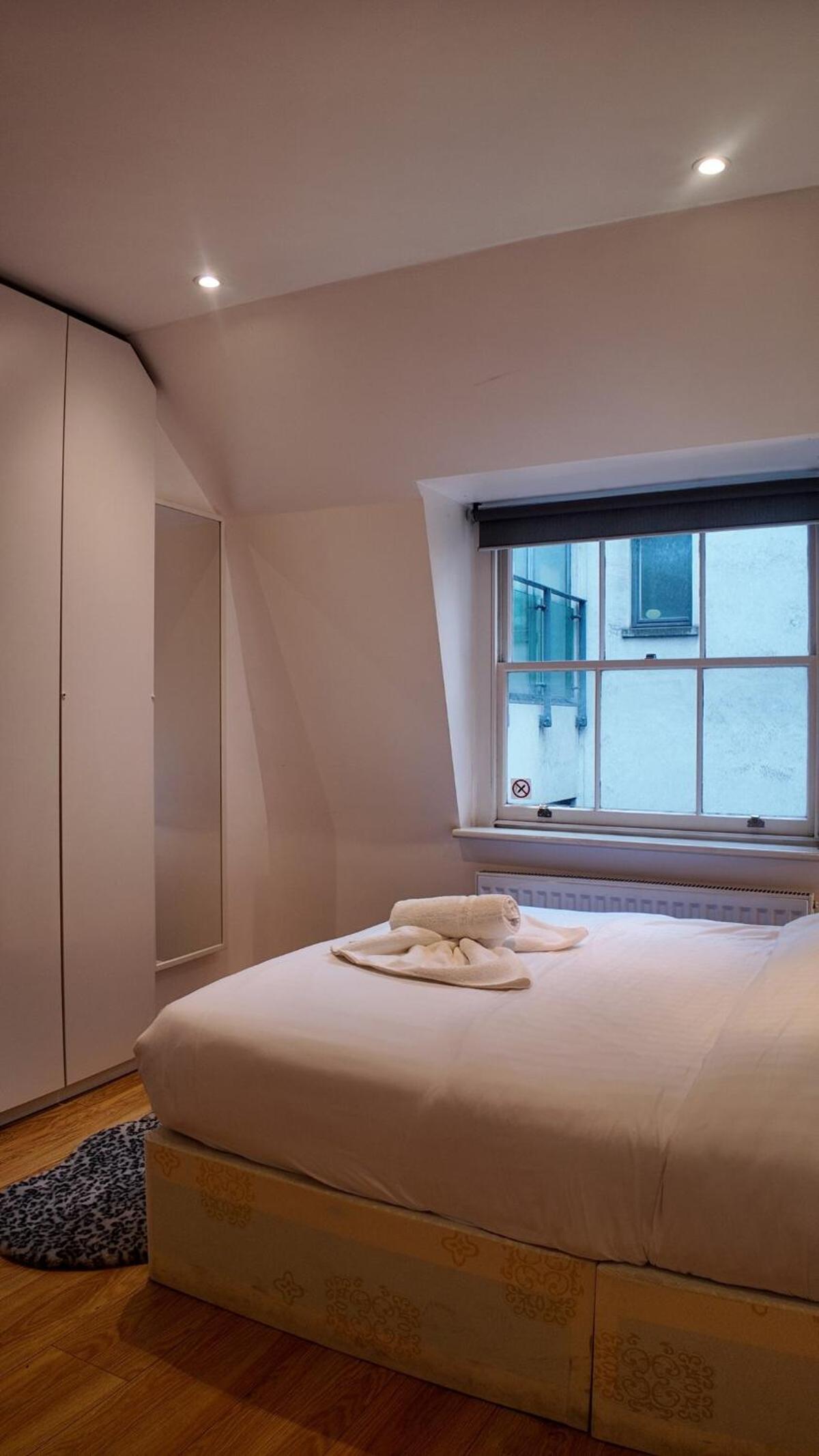 3 BHK Apt Haymarket Leicester Square Soho HY04