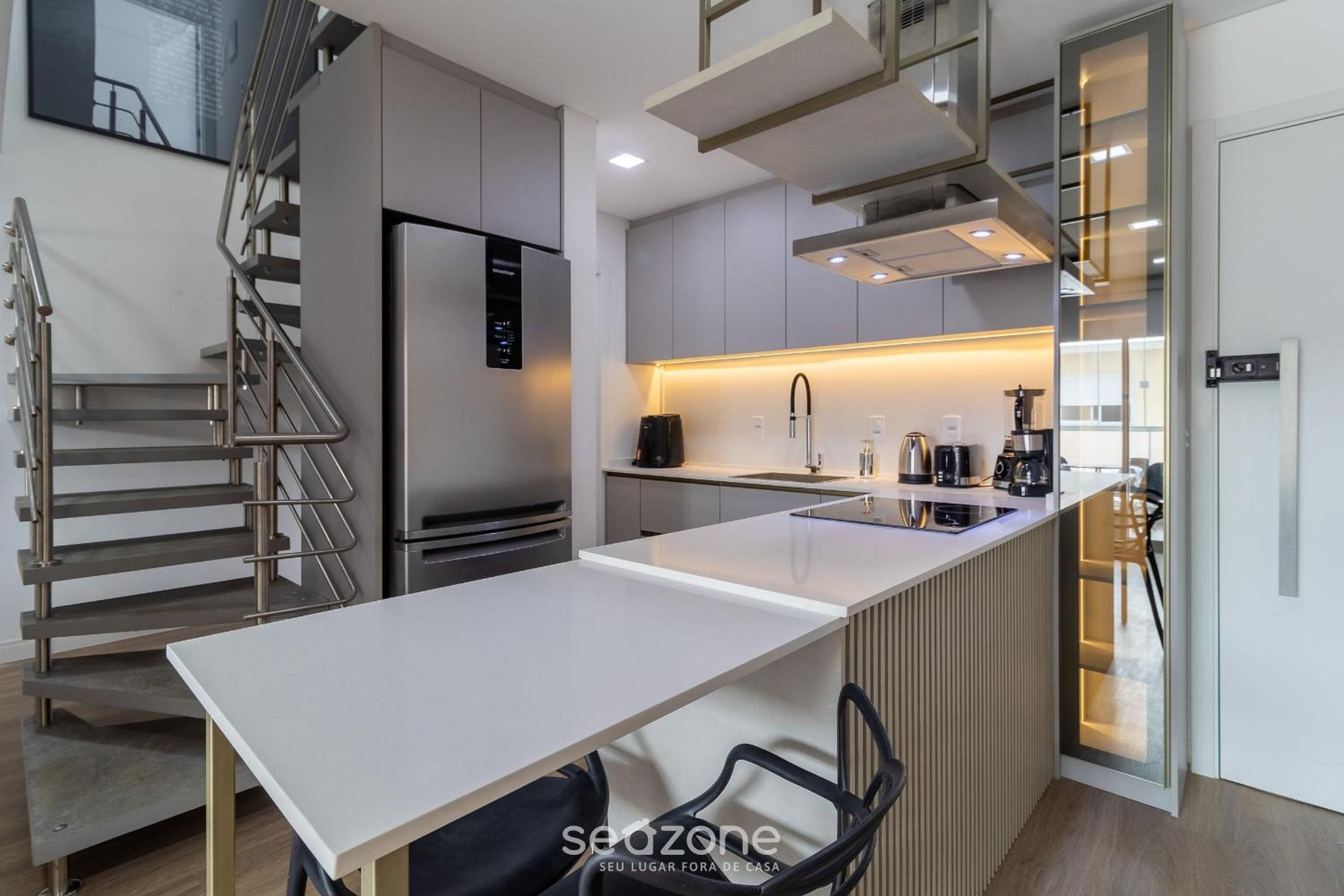 Modern apt with pool and hot tub! RHL0305