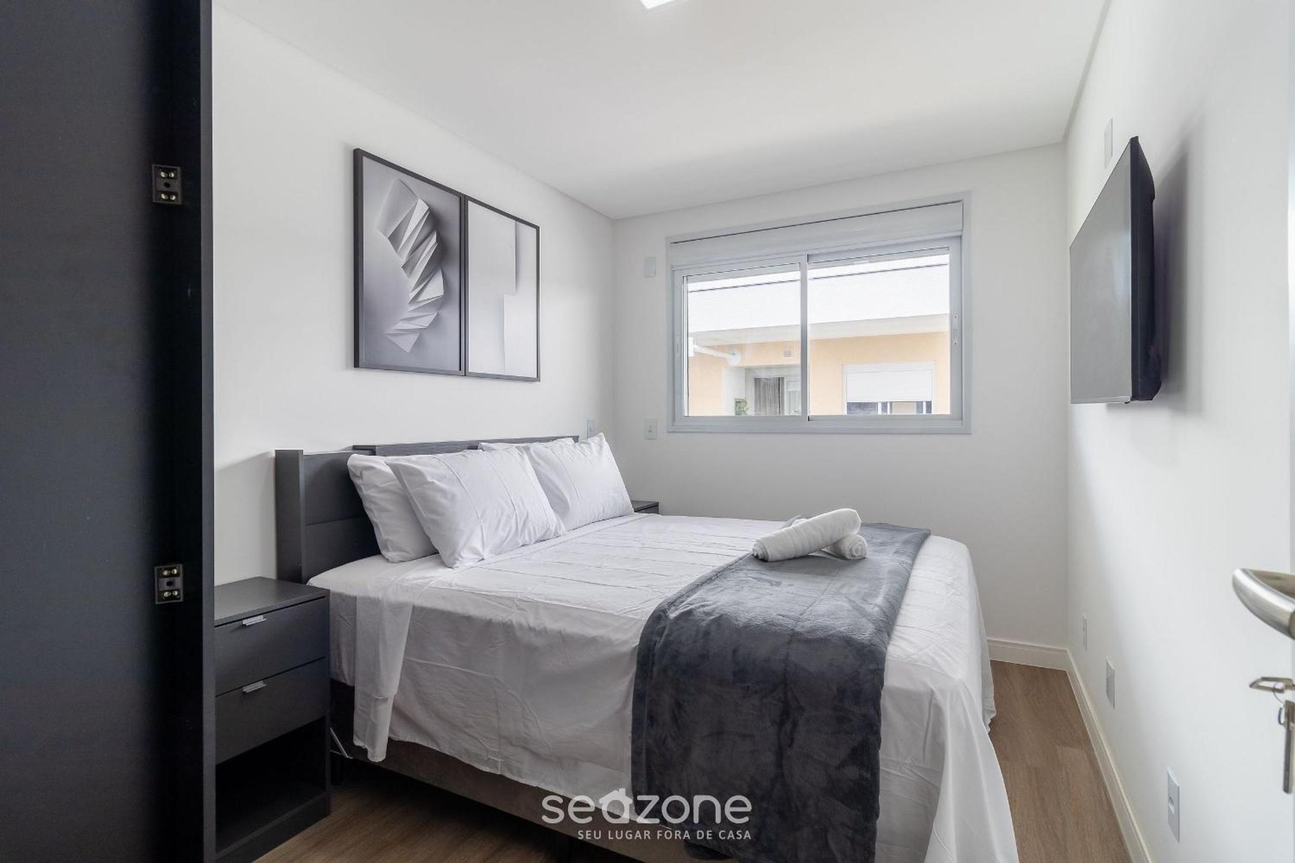 Modern apt with pool and hot tub! RHL0305