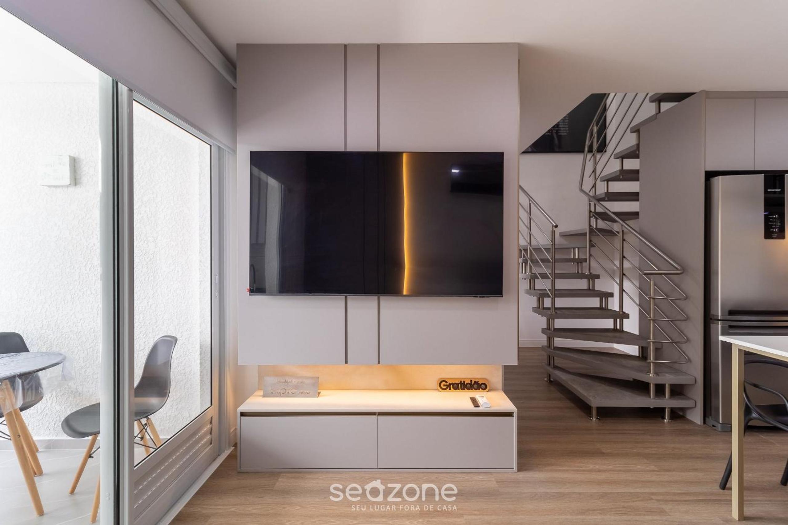 Modern apt with pool and hot tub! RHL0305