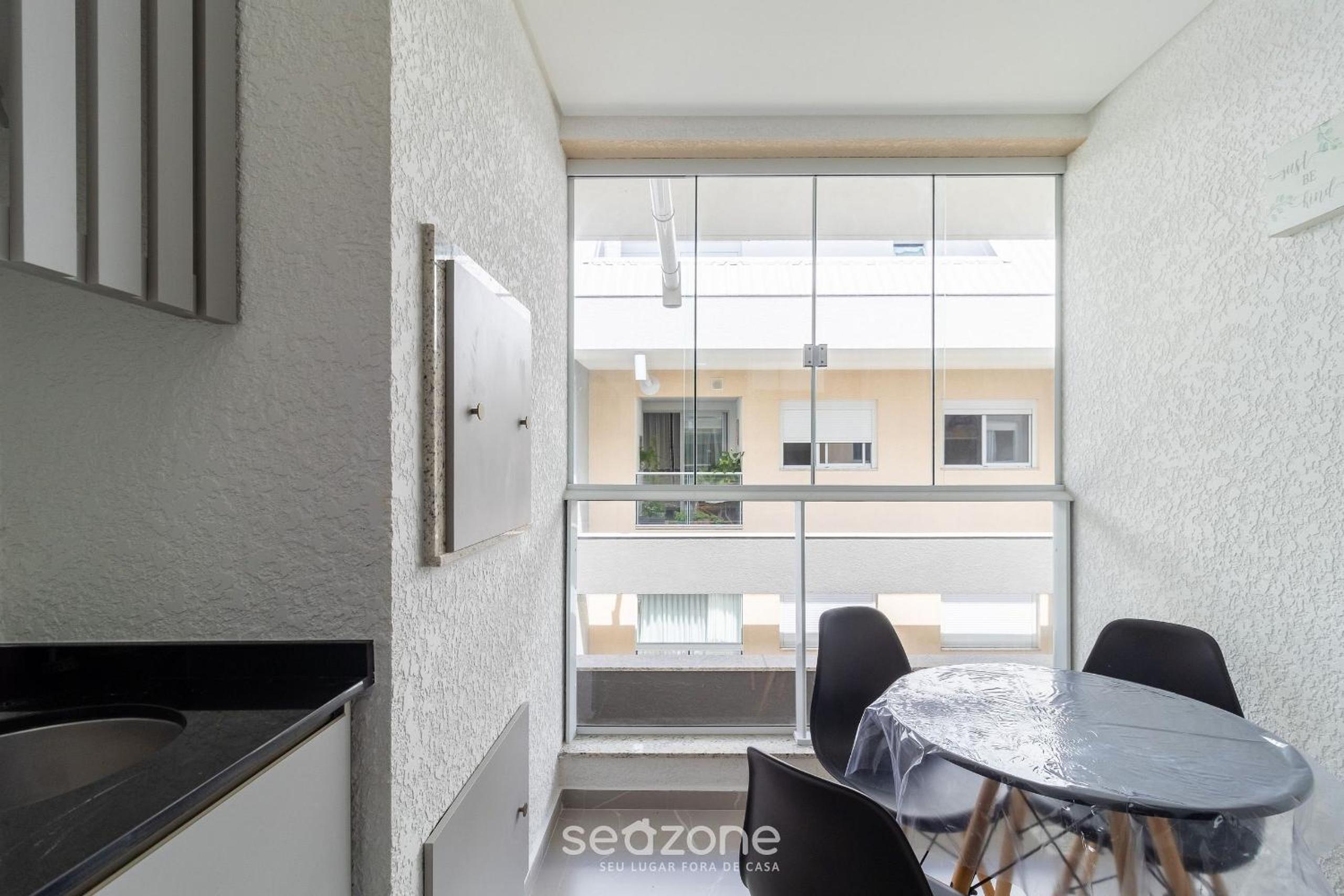 Modern apt with pool and hot tub! RHL0305