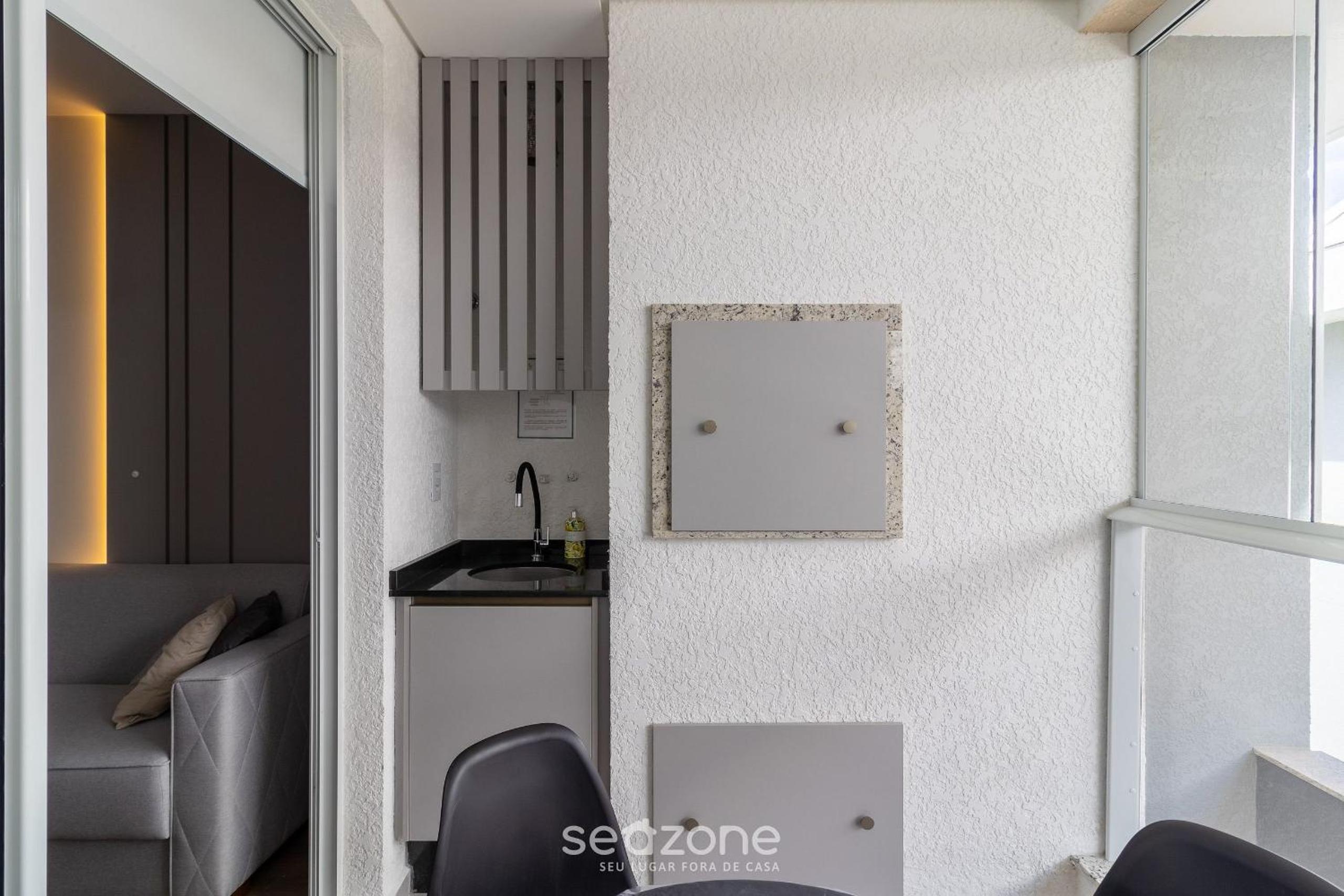 Modern apt with pool and hot tub! RHL0305