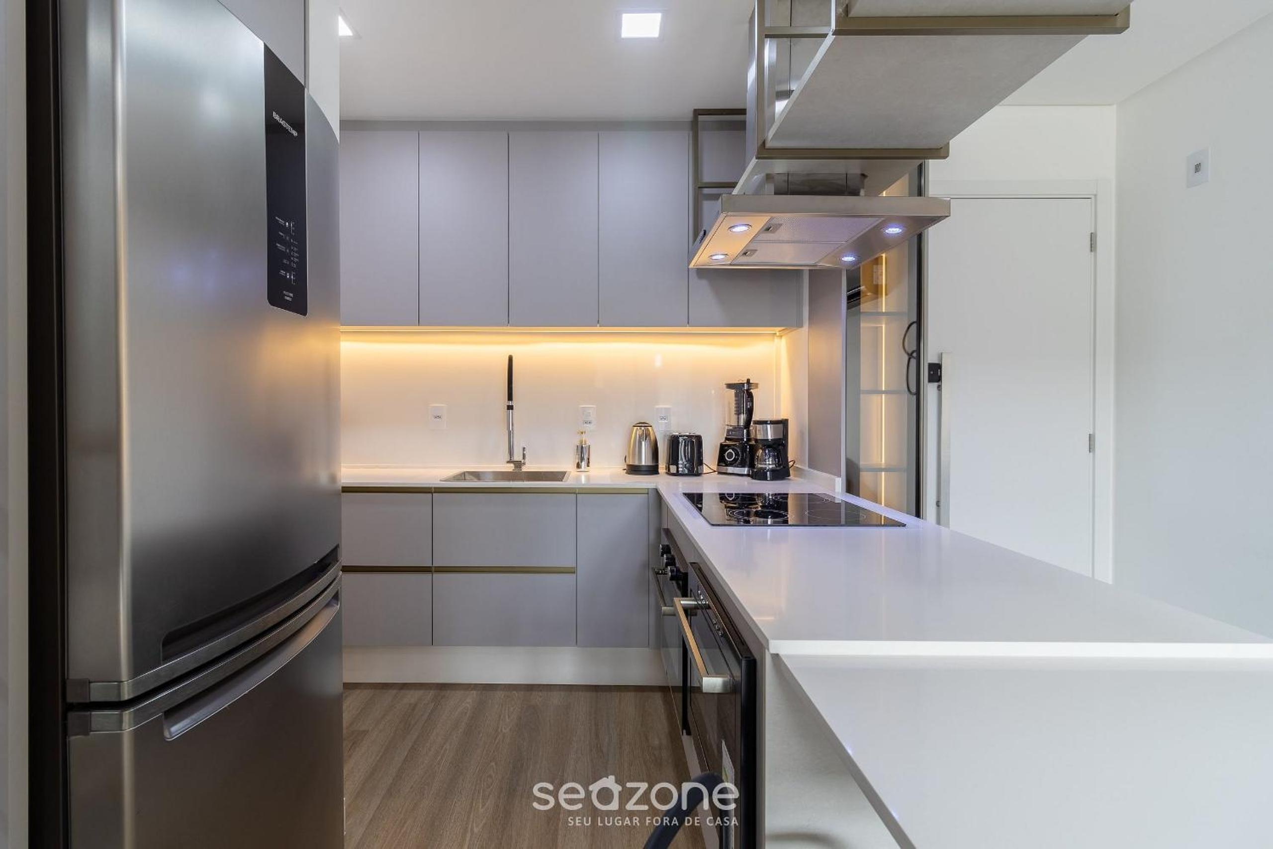 Modern apt with pool and hot tub! RHL0305