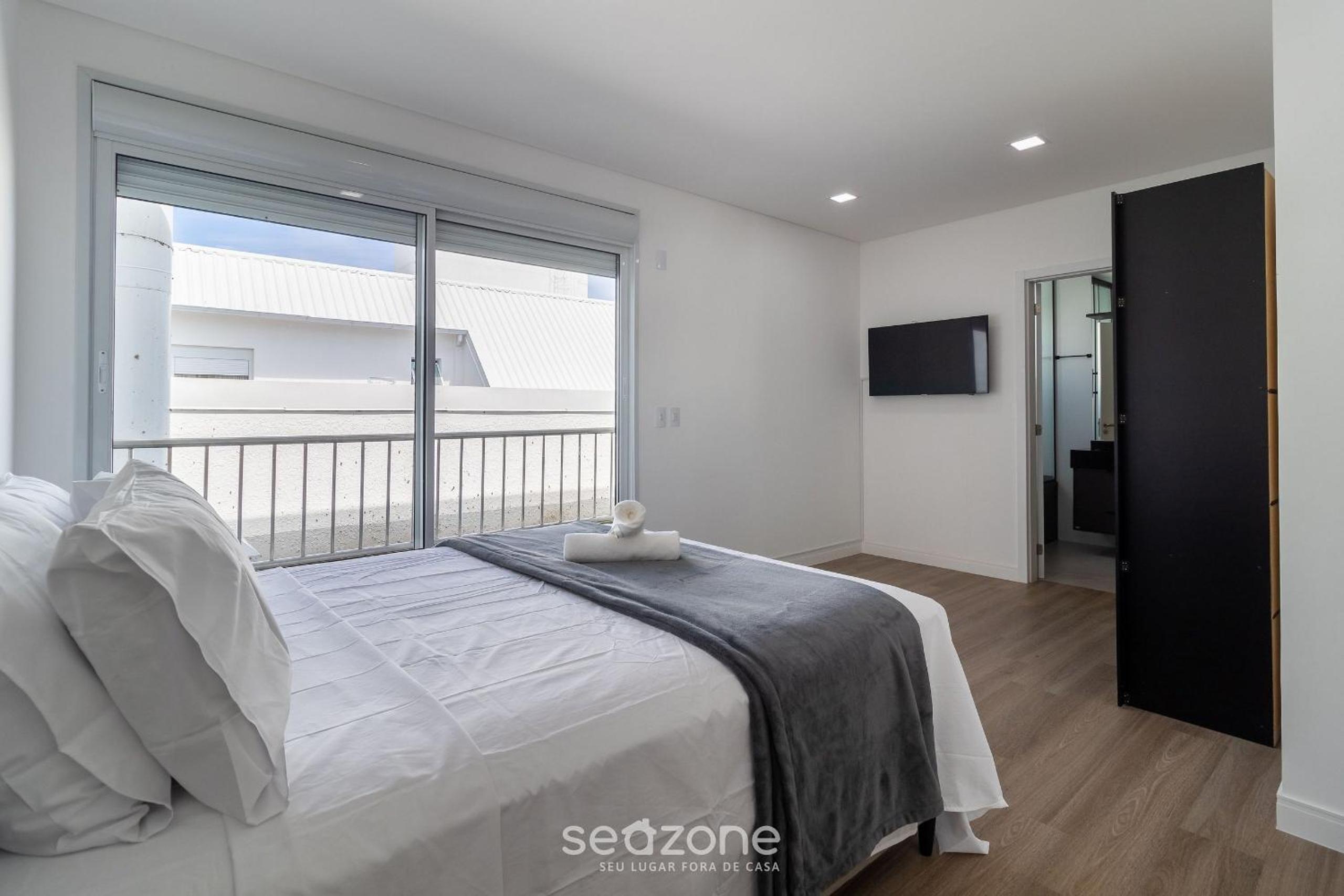 Modern apt with pool and hot tub! RHL0305
