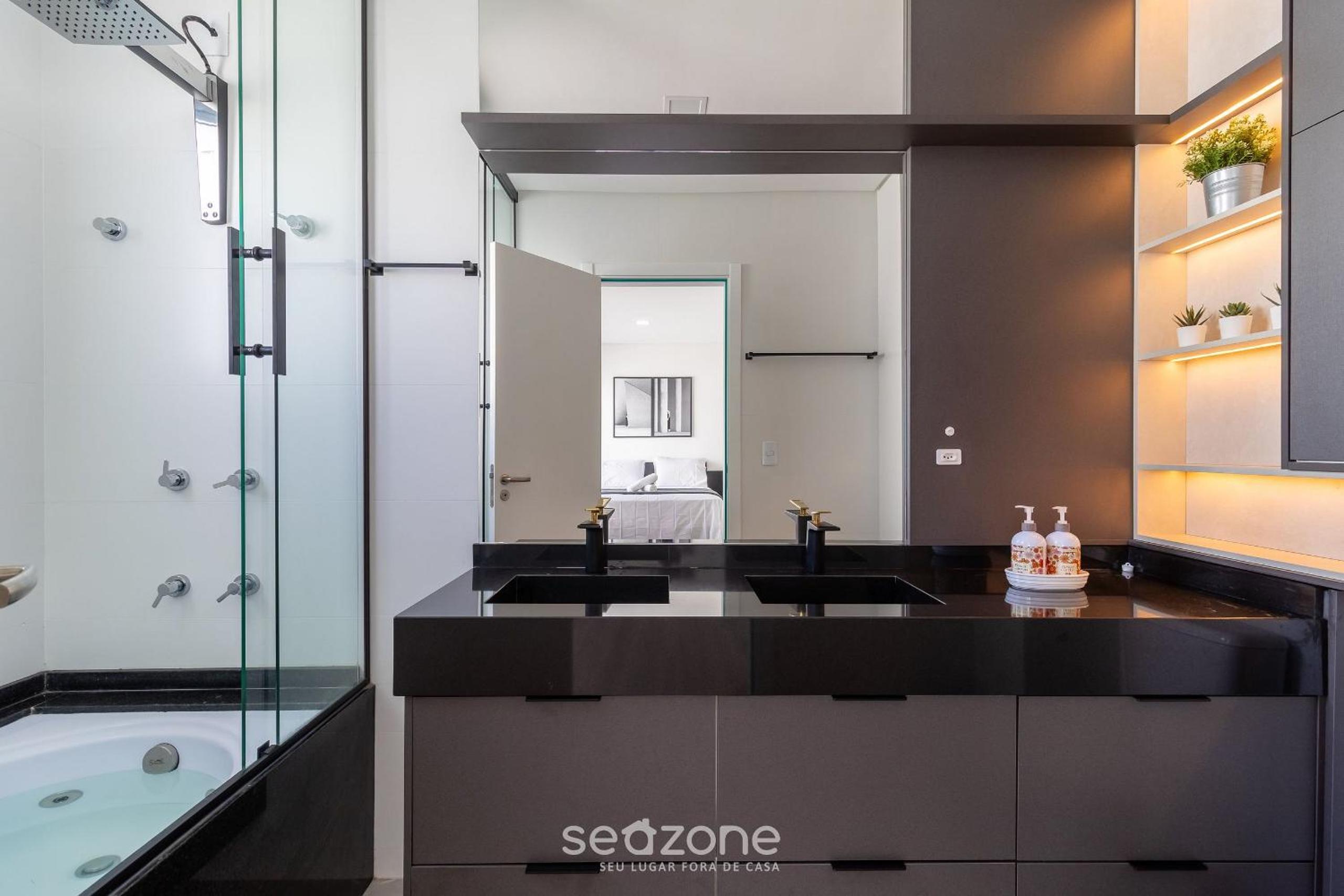 Modern apt with pool and hot tub! RHL0305
