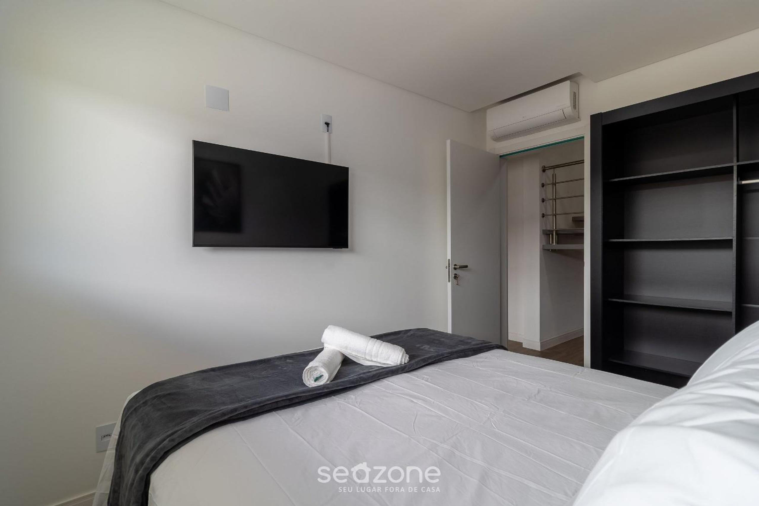 Modern apt with pool and hot tub! RHL0305