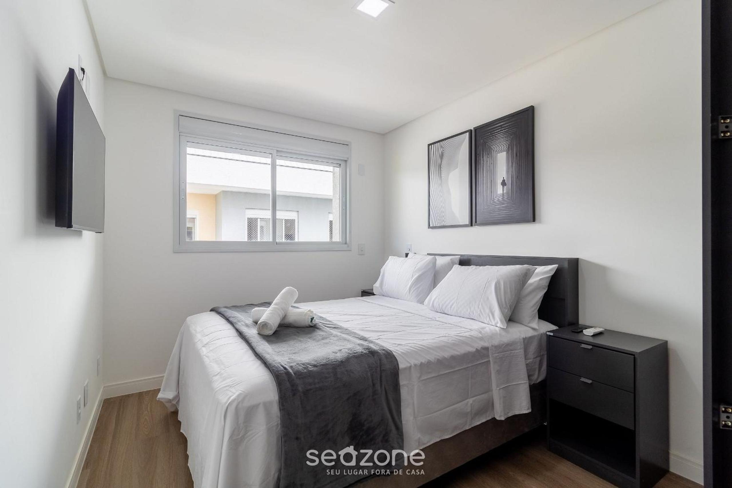 Modern apt with pool and hot tub! RHL0305
