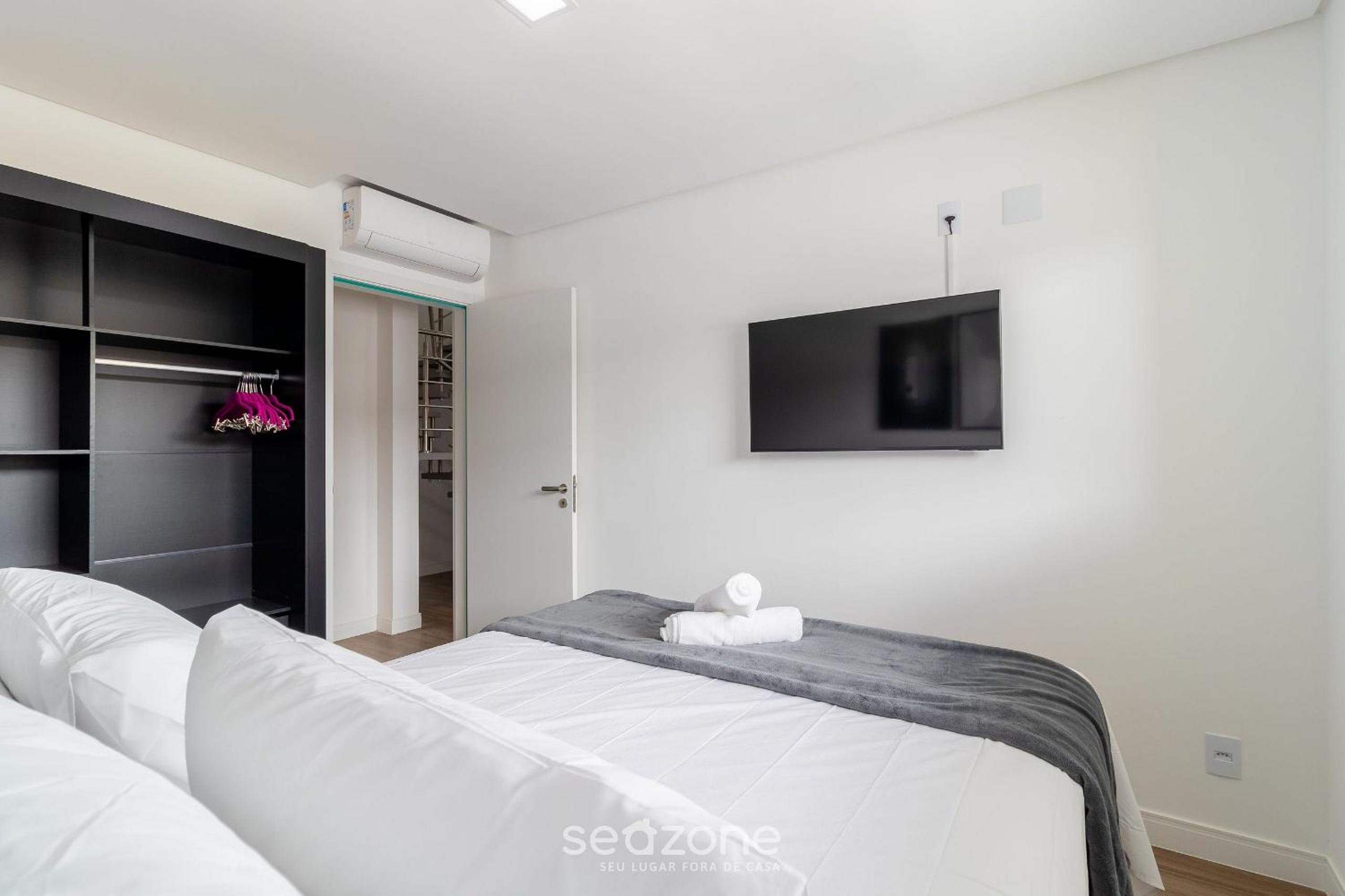 Modern apt with pool and hot tub! RHL0305
