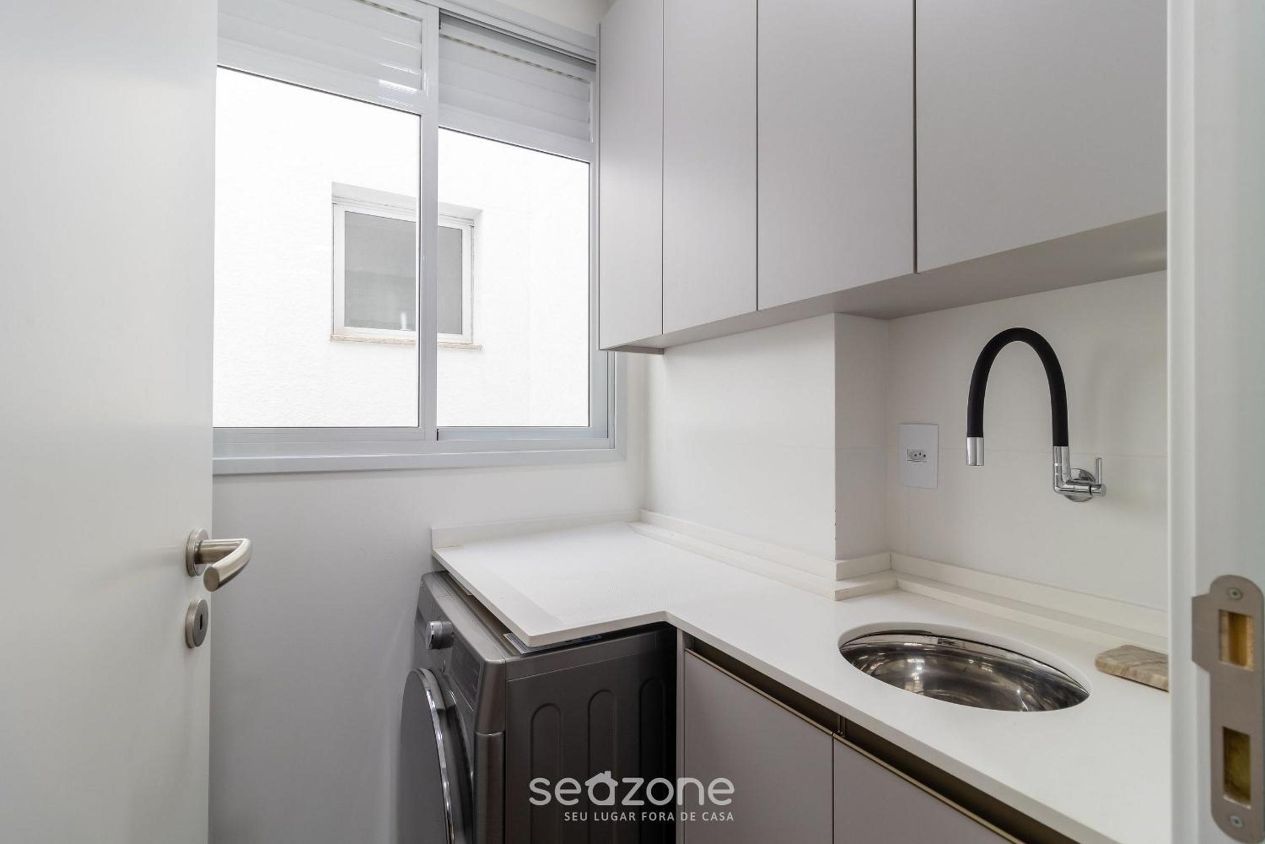 Modern apt with pool and hot tub! RHL0305