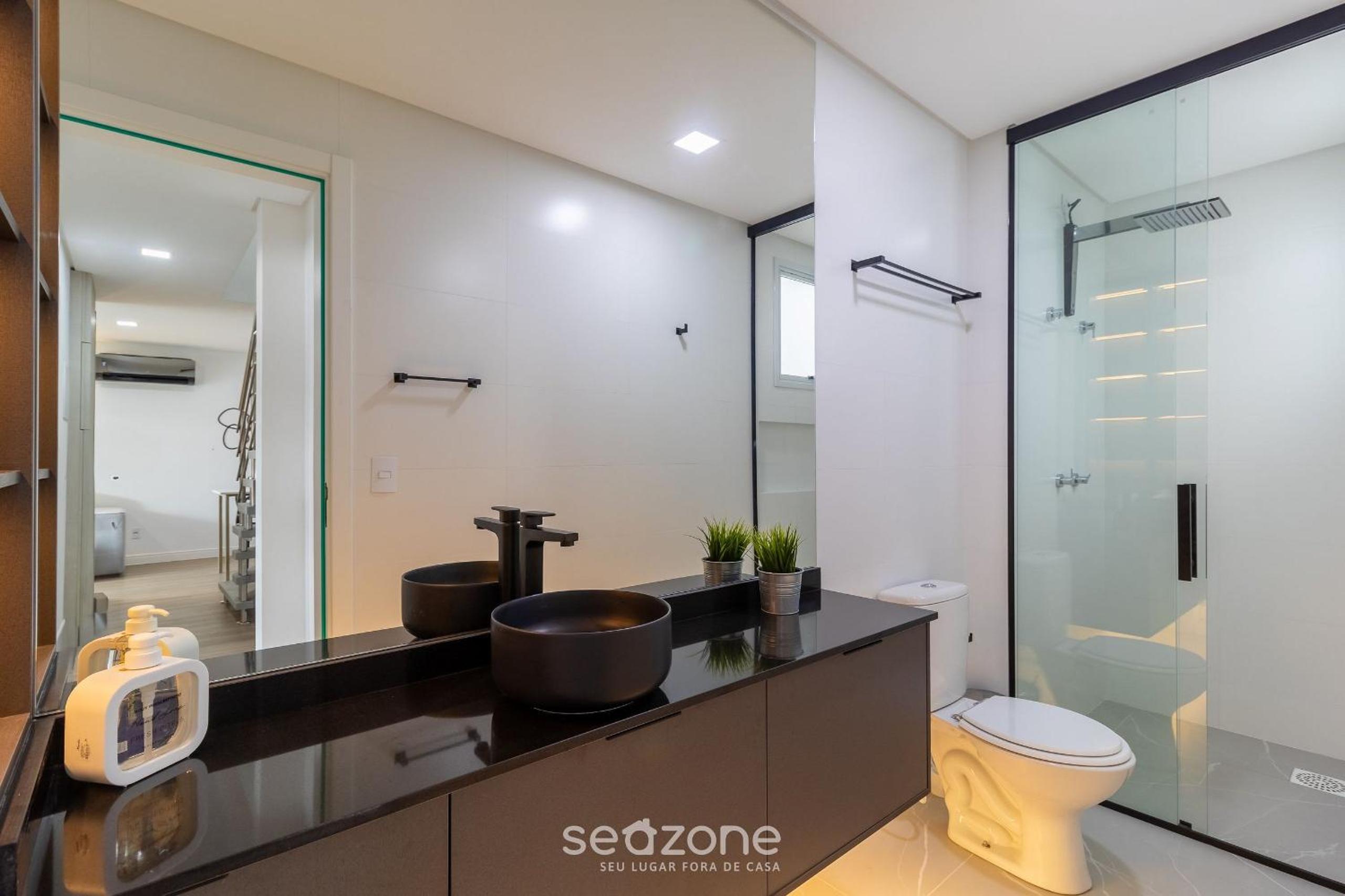 Modern apt with pool and hot tub! RHL0305