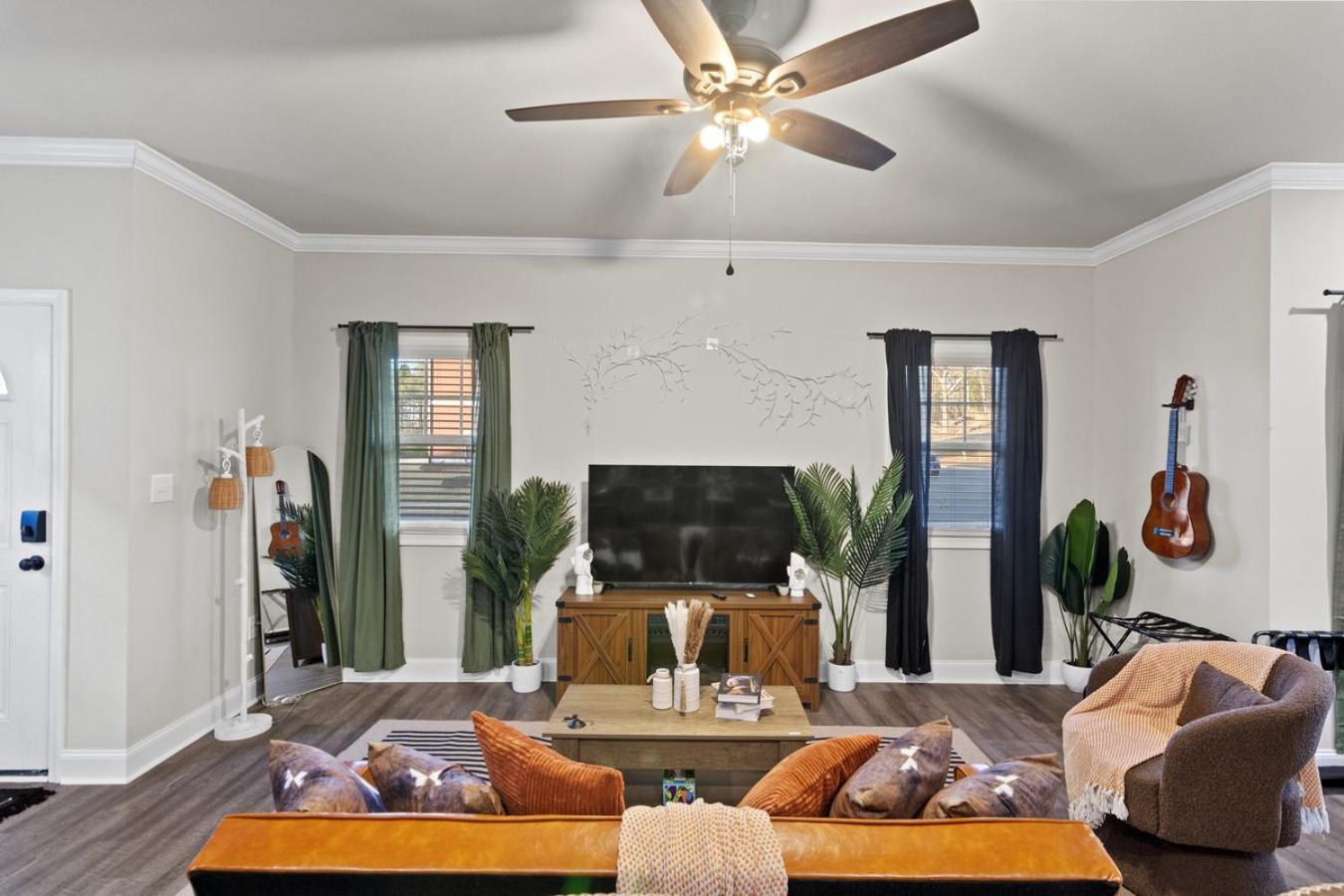 13 mins to Downtown & Stadium - Game Room - Game Day
