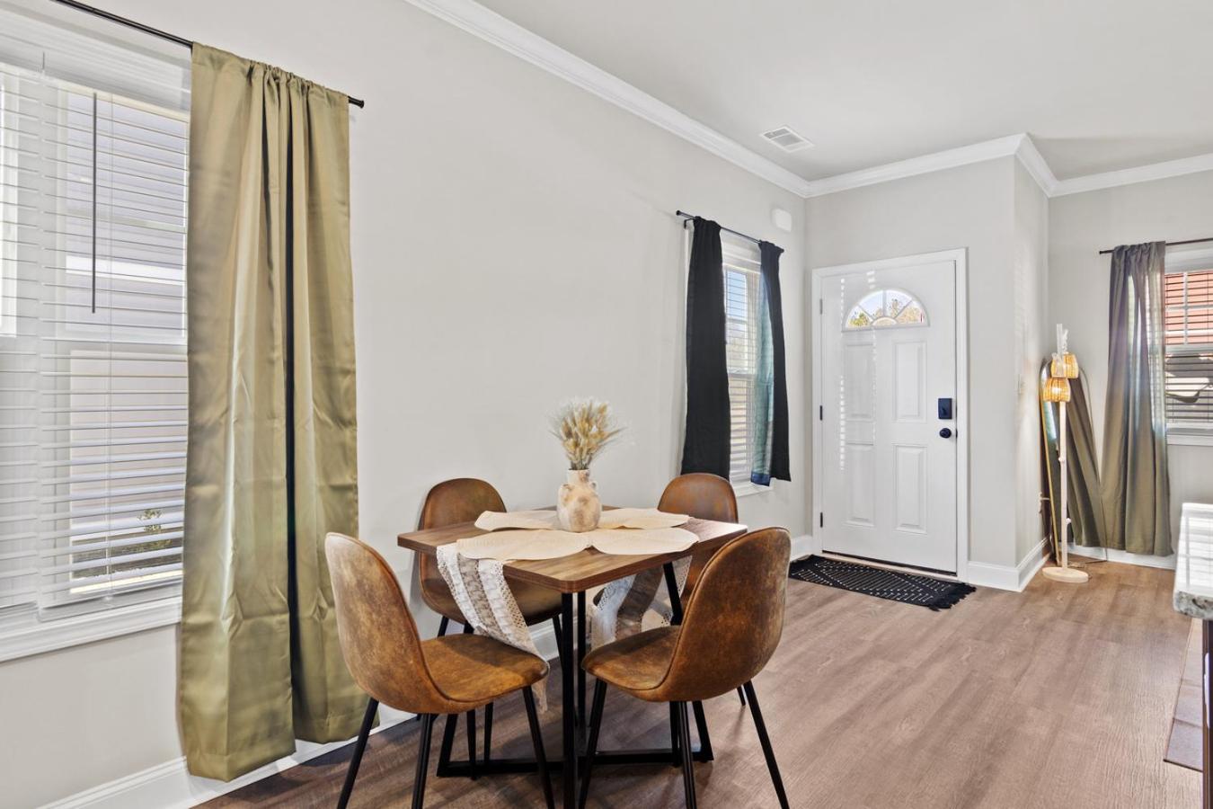 13 mins to Downtown & Stadium - Game Room - Game Day