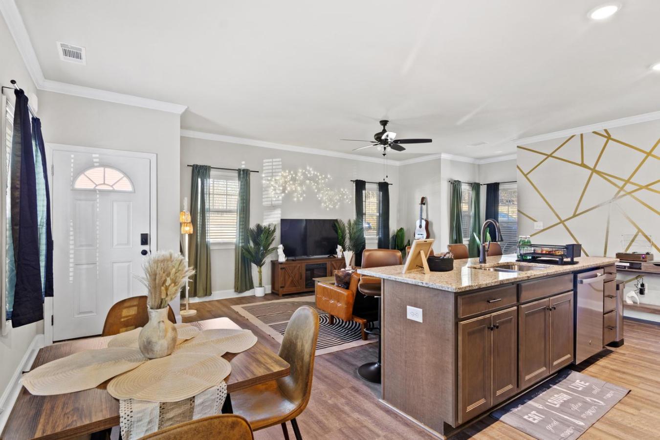13 mins to Downtown & Stadium - Game Room - Game Day