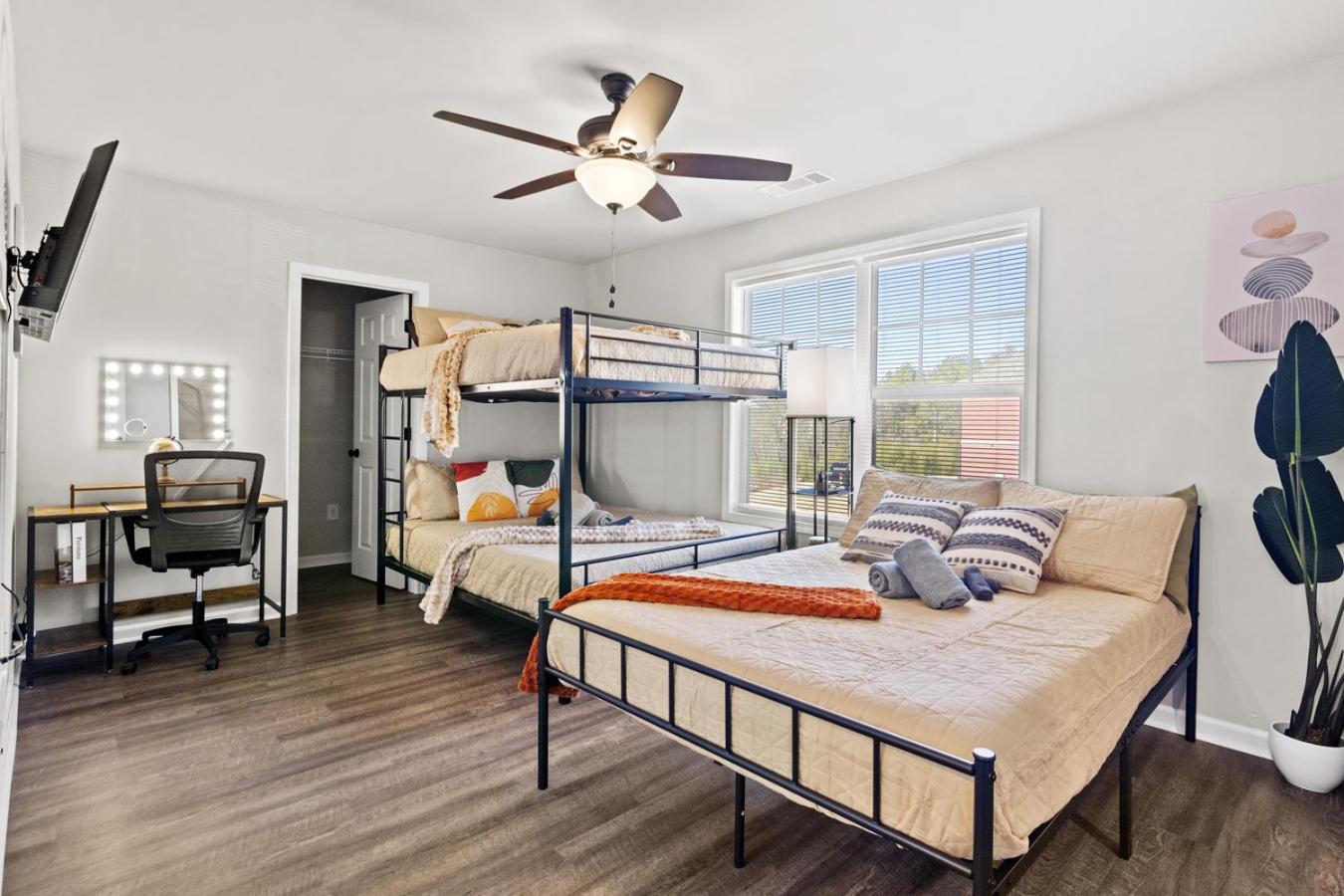 13 mins to Downtown & Stadium - Game Room - Game Day