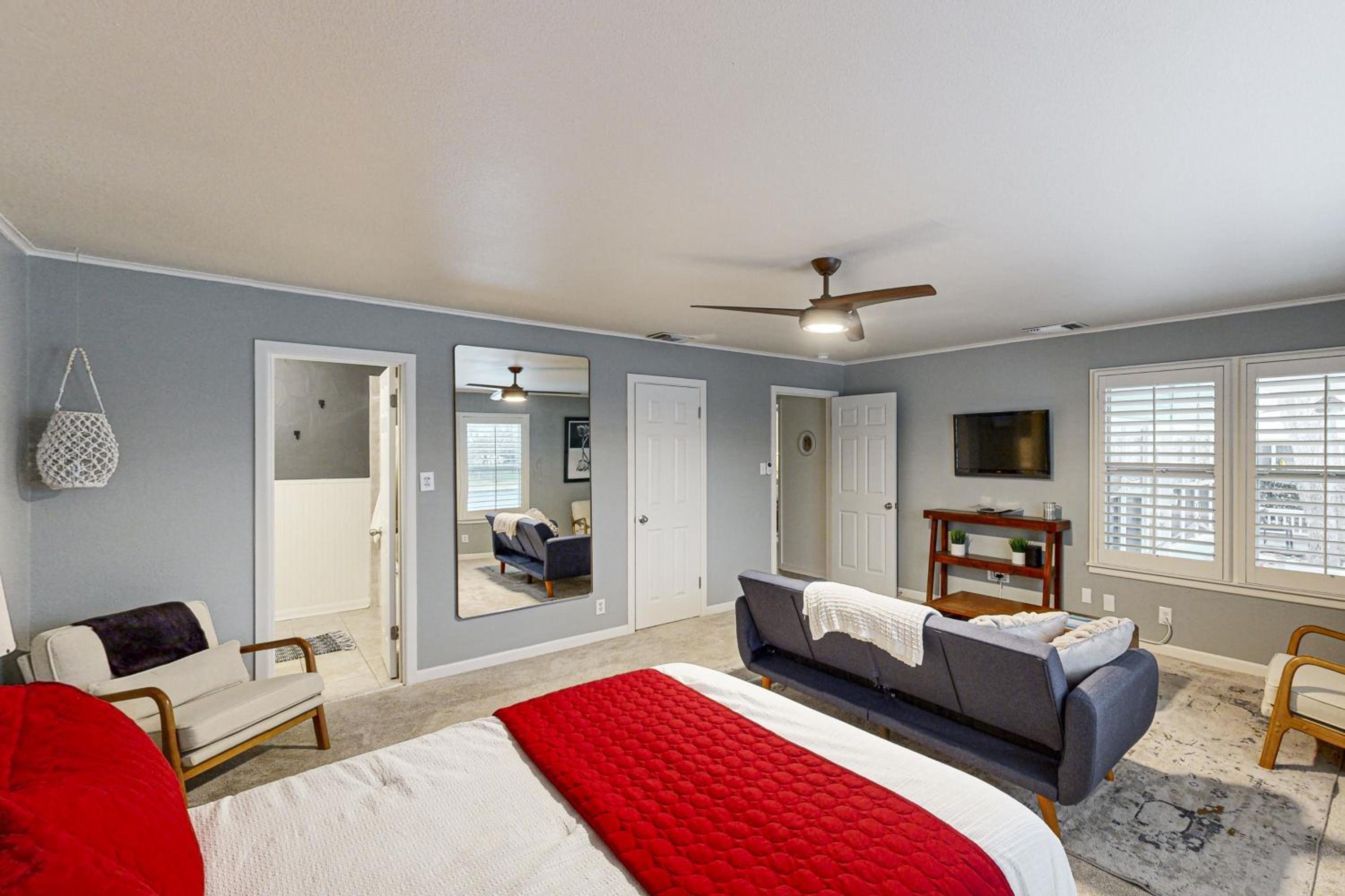 2 BR Lakefront Home W and Dock, Patio and BBQ Grill