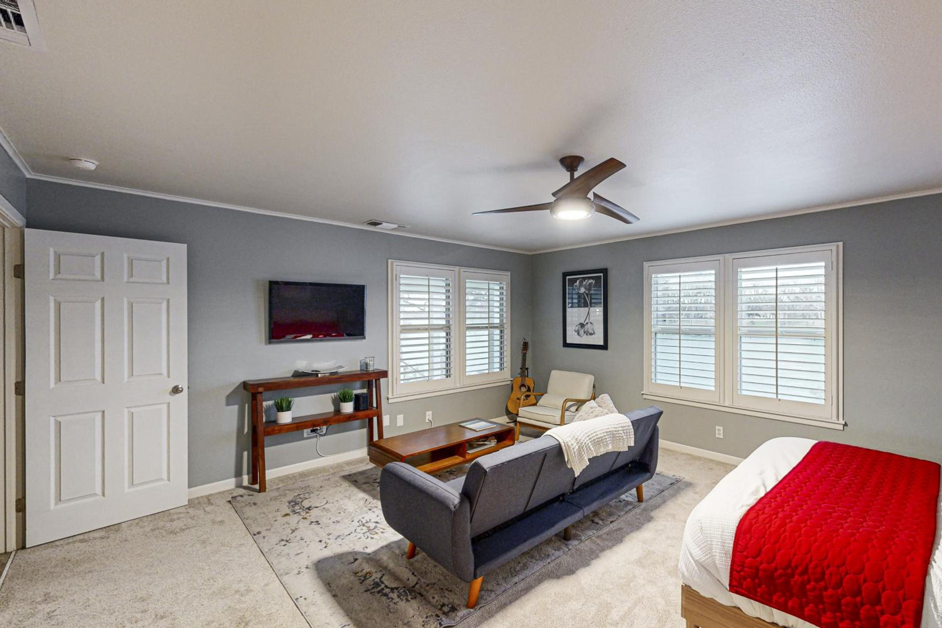 2 BR Lakefront Home W and Dock, Patio and BBQ Grill