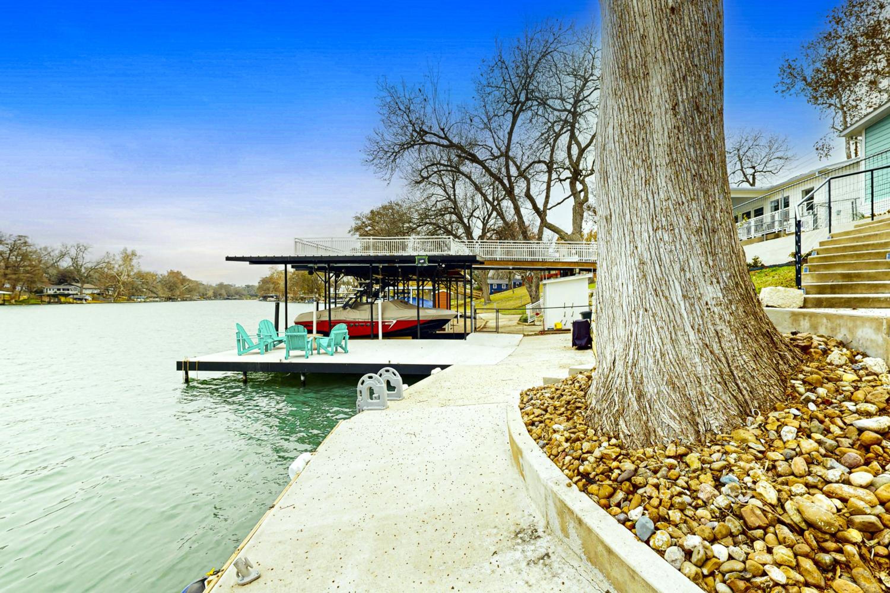 2 BR Lakefront Home W and Dock, Patio and BBQ Grill